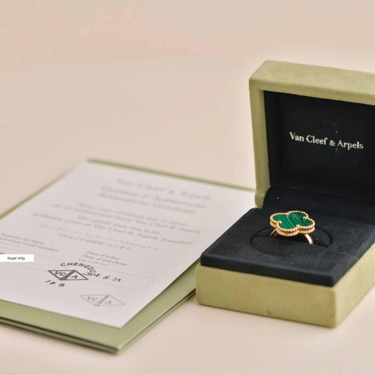 SKU	AT-2591
Comes With	Full Set (Box + Card)
Date	2014
RRP	        £4,100 Incl taxes/4 850 € Incl taxes/$ 4,500 Excl taxes
Model	VCARO3AV52
Serial Number	JE******
Metal	18k Yellow Gold
Stones	Malachite
Weight	11.4 g
Motif	approx 2
