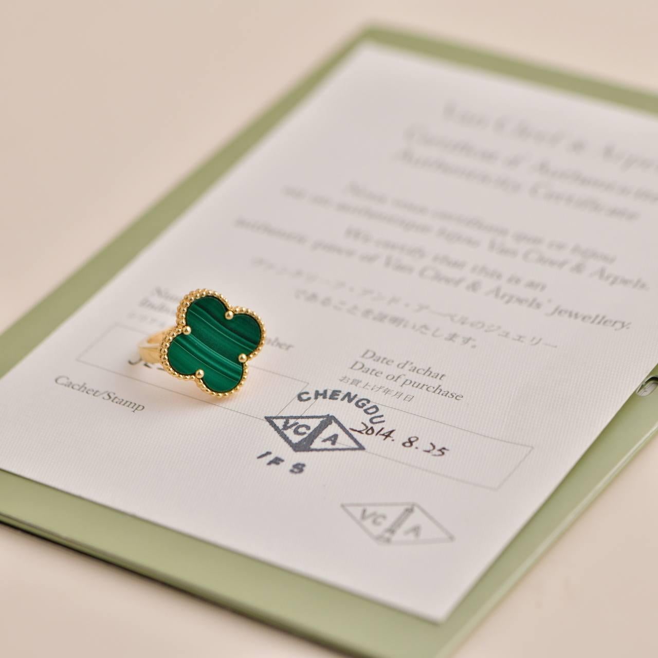 Van Cleef & Arpels Magic Alhambra Malachite 18K Yellow Gold Ring Size 52 In Excellent Condition In Banbury, GB