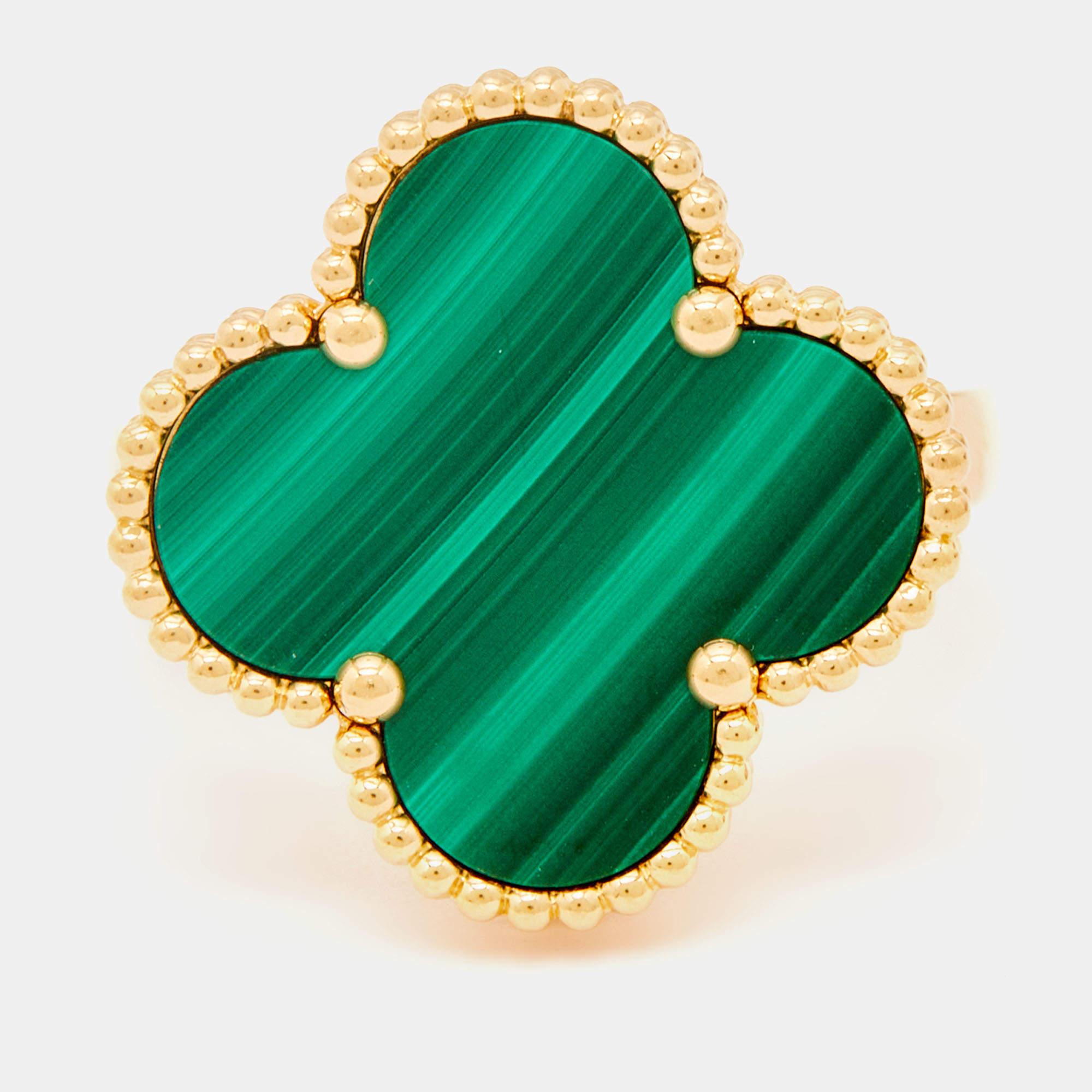 This lovely Van Cleef & Arpels Magic Alhambra ring reflects the mastery and precision that goes into making a VC jewel. Made from 18K yellow gold, the ring has the clover-leaf motif laid with malachite.

