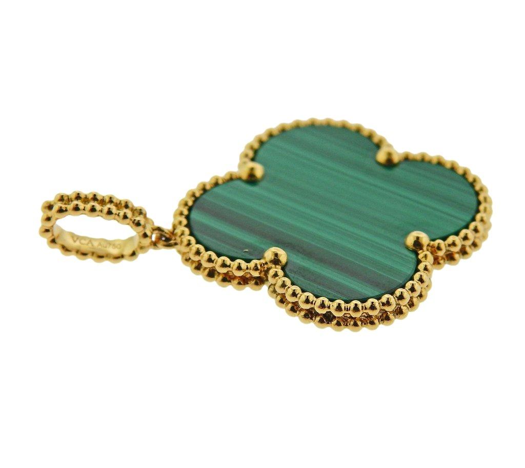 Iconic Magic Alhambra malachite pendant by Van Cleef & Arpels, set in 18k yellow gold. Comes with VCA pouch and VCA service receipt. Clover measures 26mm x 26mm, bale is 10mm long. Weight is 6.8 grams. Marked VCA Au750, JE196*** (inside the bale). 