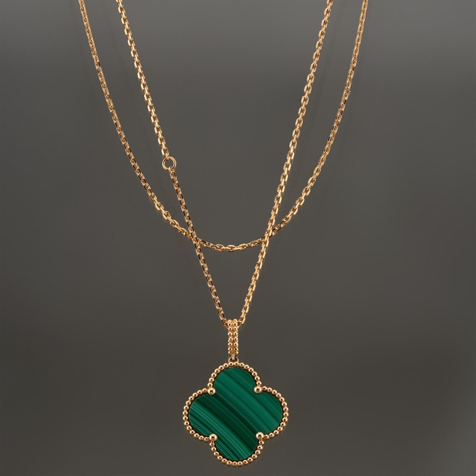 This fabulous necklace Van Cleef & Arpels from the iconic Vintage Alhambra collection features a green malachite lucky clover pendant set in 18k yellow gold completed with an adjustable chain. Made in France circa 2022. Measurements: 1.02