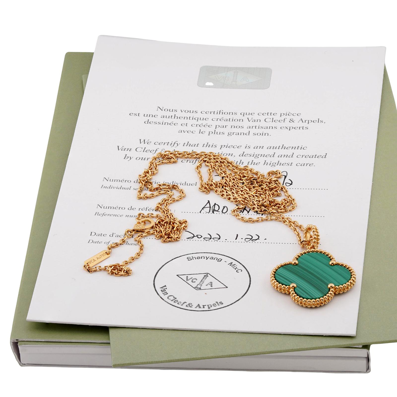 VAN CLEEF & ARPELS Magic Alhambra Malachite Long Pendant Necklace In Excellent Condition For Sale In New York, NY