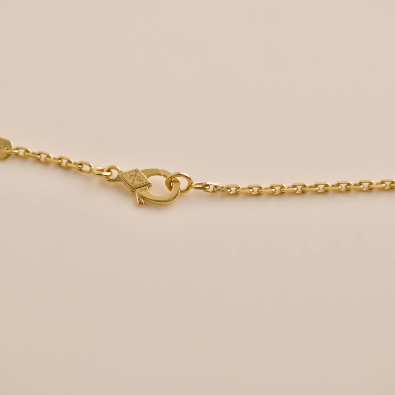 Van Cleef & Arpels Magic Alhambra Lange Halskette mit Malachit-Anhänger aus Gelbgold im Zustand „Hervorragend“ im Angebot in Banbury, GB