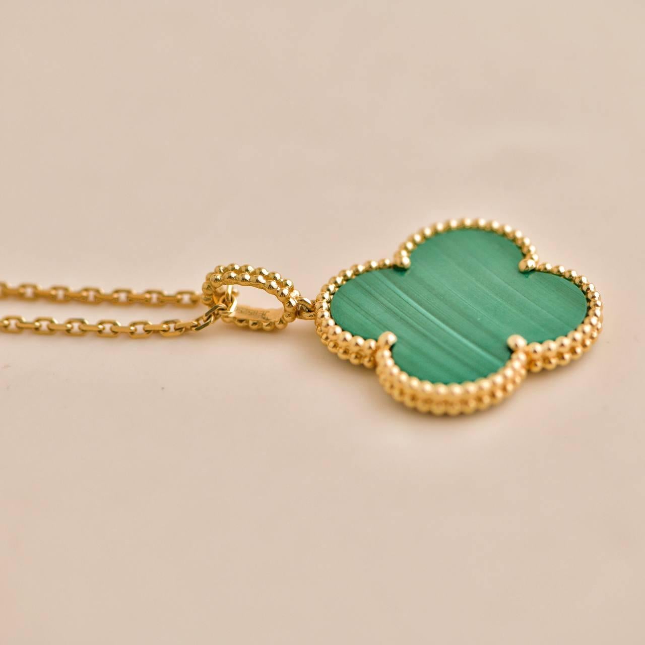 Women's or Men's Van Cleef & Arpels Magic Alhambra Malachite Yellow Gold Pendant Long Necklace For Sale