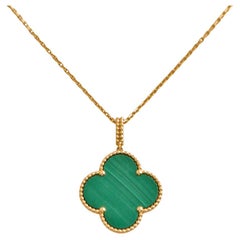 Long pendentif en or jaune et malachite Magic Alhambra de Van Cleef & Arpels