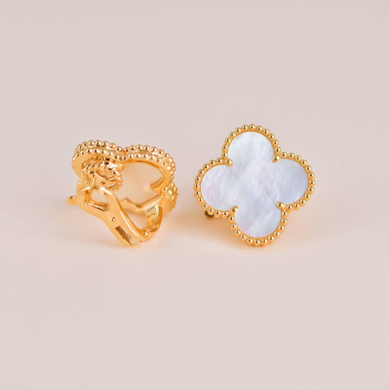 Van Cleef & Arpels Magic Alhambra Perlmutt-Ohrringe aus 18 Karat Gelbgold (Ungeschliffen)