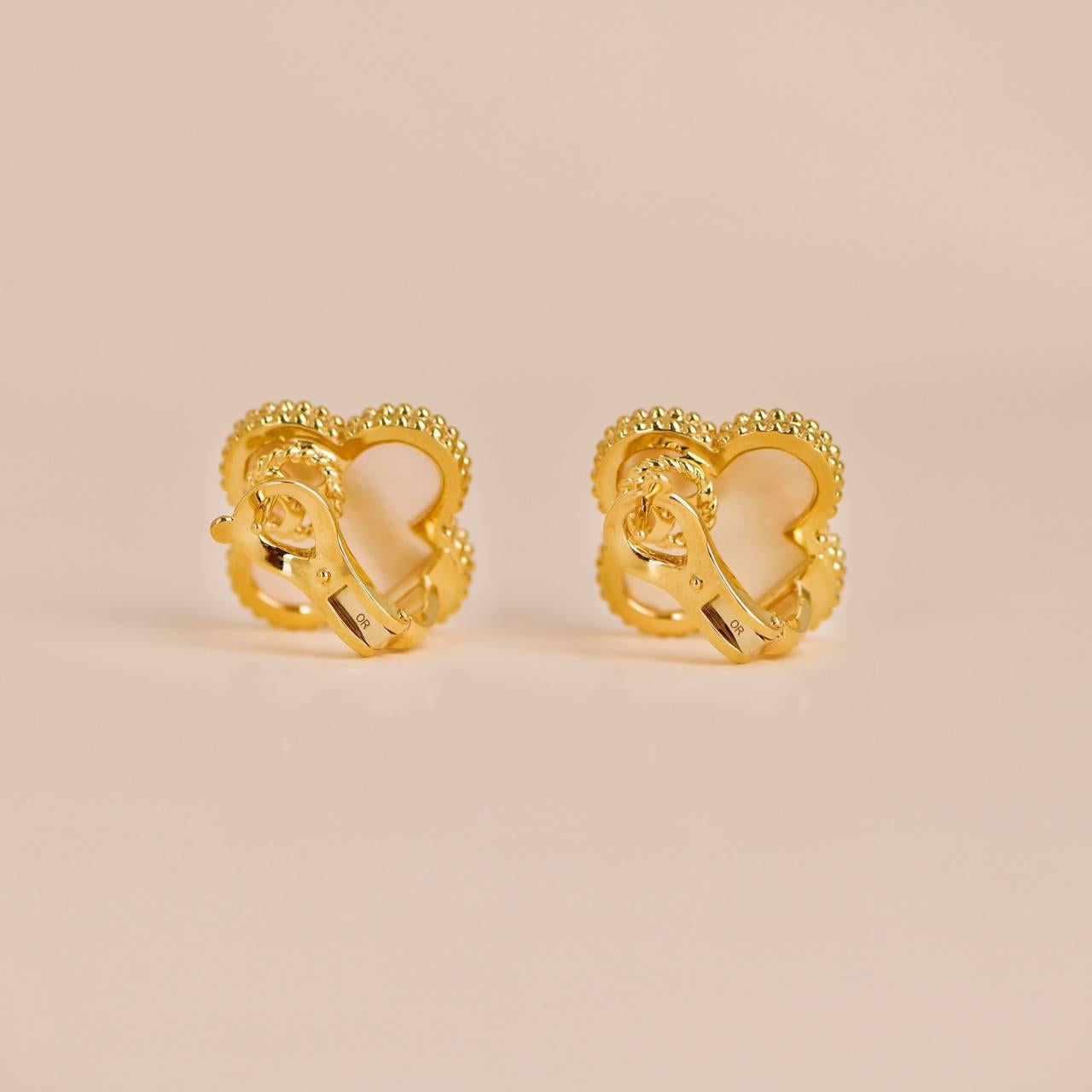 Van Cleef & Arpels Magic Alhambra Perlmutt-Ohrringe aus 18 Karat Gelbgold im Zustand „Hervorragend“ in Banbury, GB