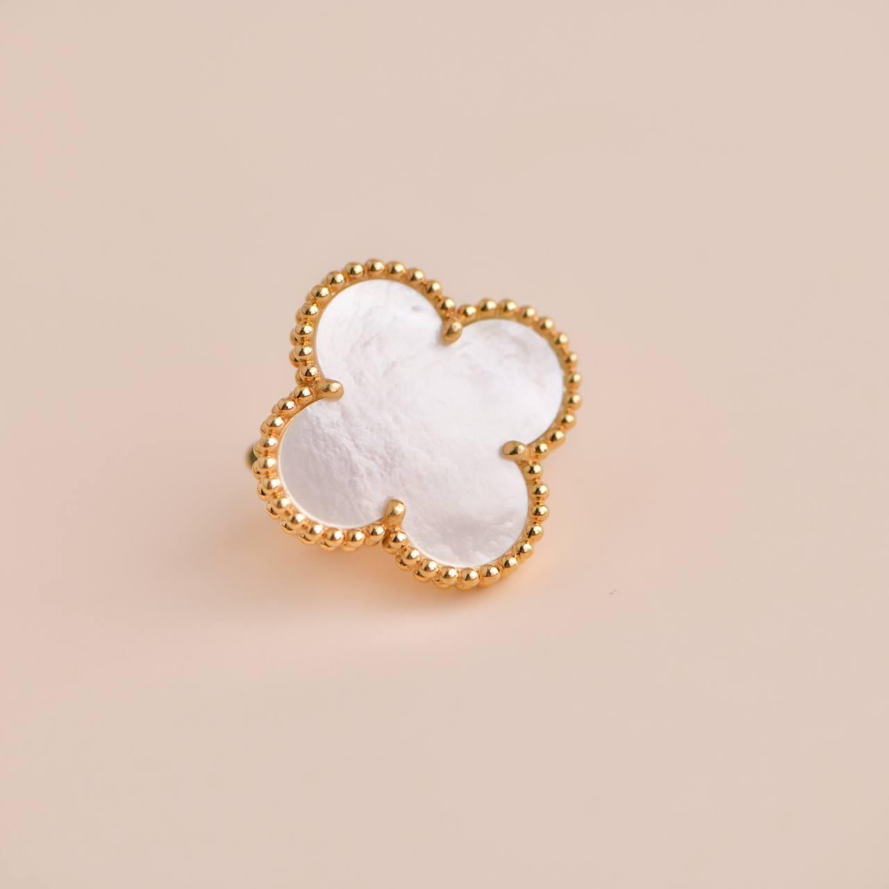 Van Cleef & Arpels Magic Alhambra Perlmutt-Ohrringe aus 18 Karat Gelbgold 2