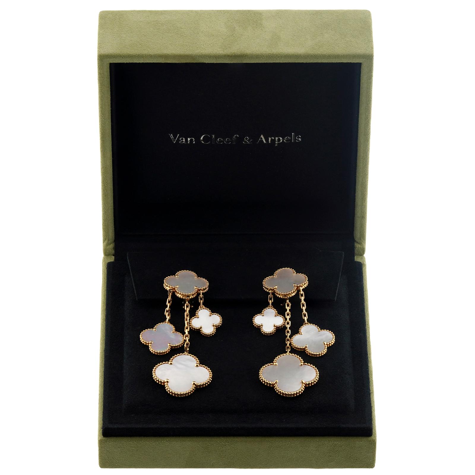 Van Cleef & Arpels Boucles d'oreilles nacre Magic Alhambra 4 motifs en or jaune Pour femmes en vente