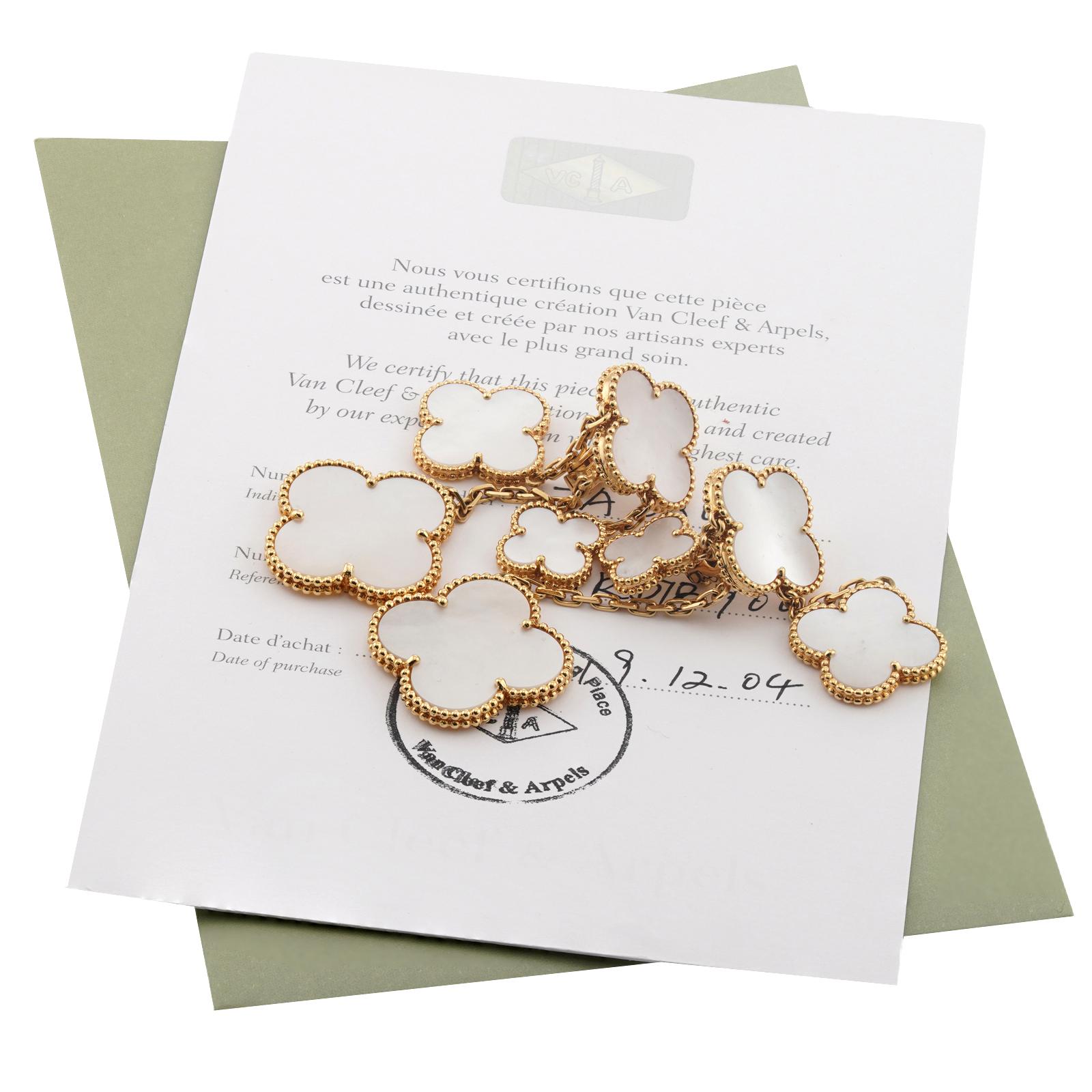 Van Cleef & Arpels Boucles d'oreilles nacre Magic Alhambra 4 motifs en or jaune en vente 1