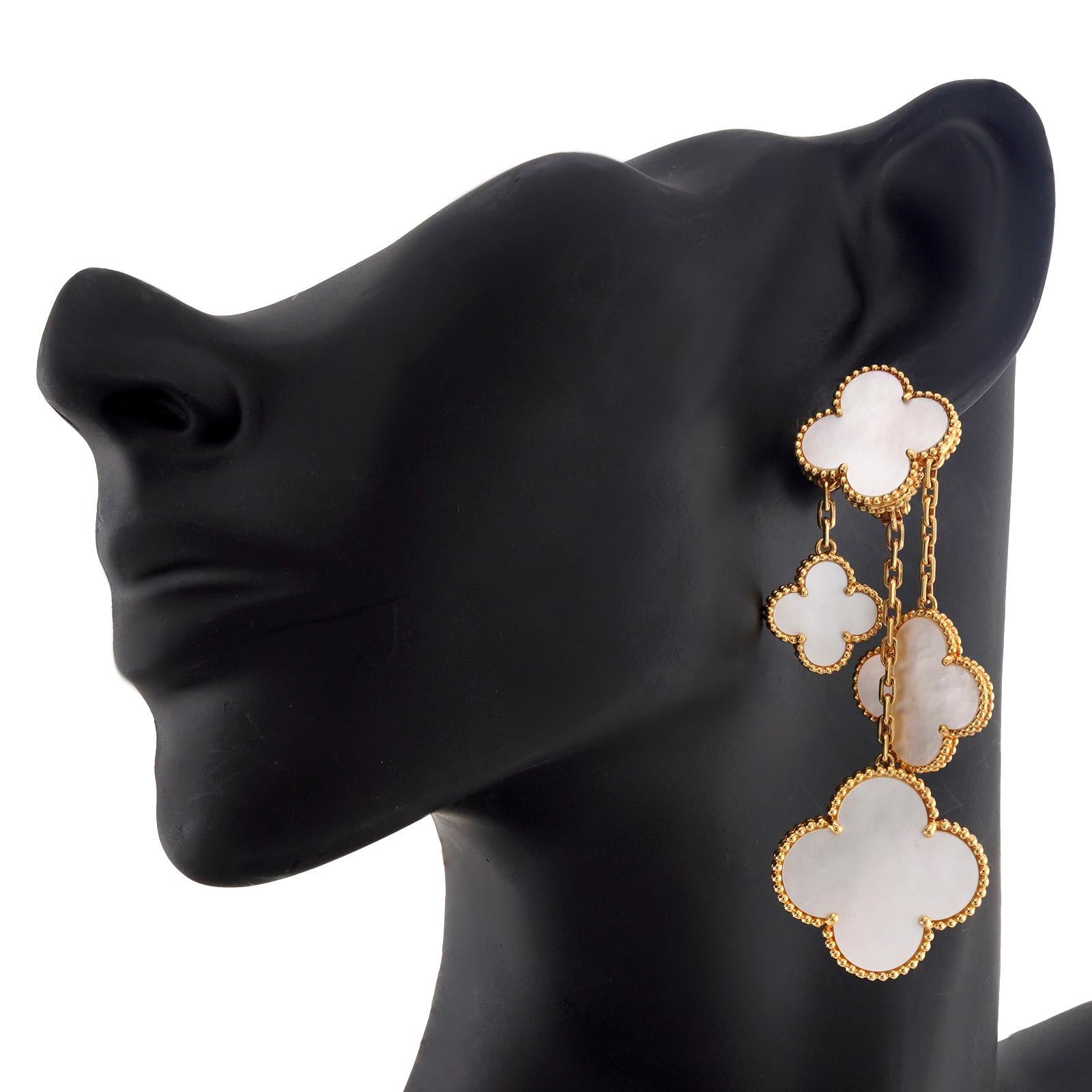 Van Cleef & Arpels Boucles d'oreilles nacre Magic Alhambra 4 motifs en or jaune en vente 2