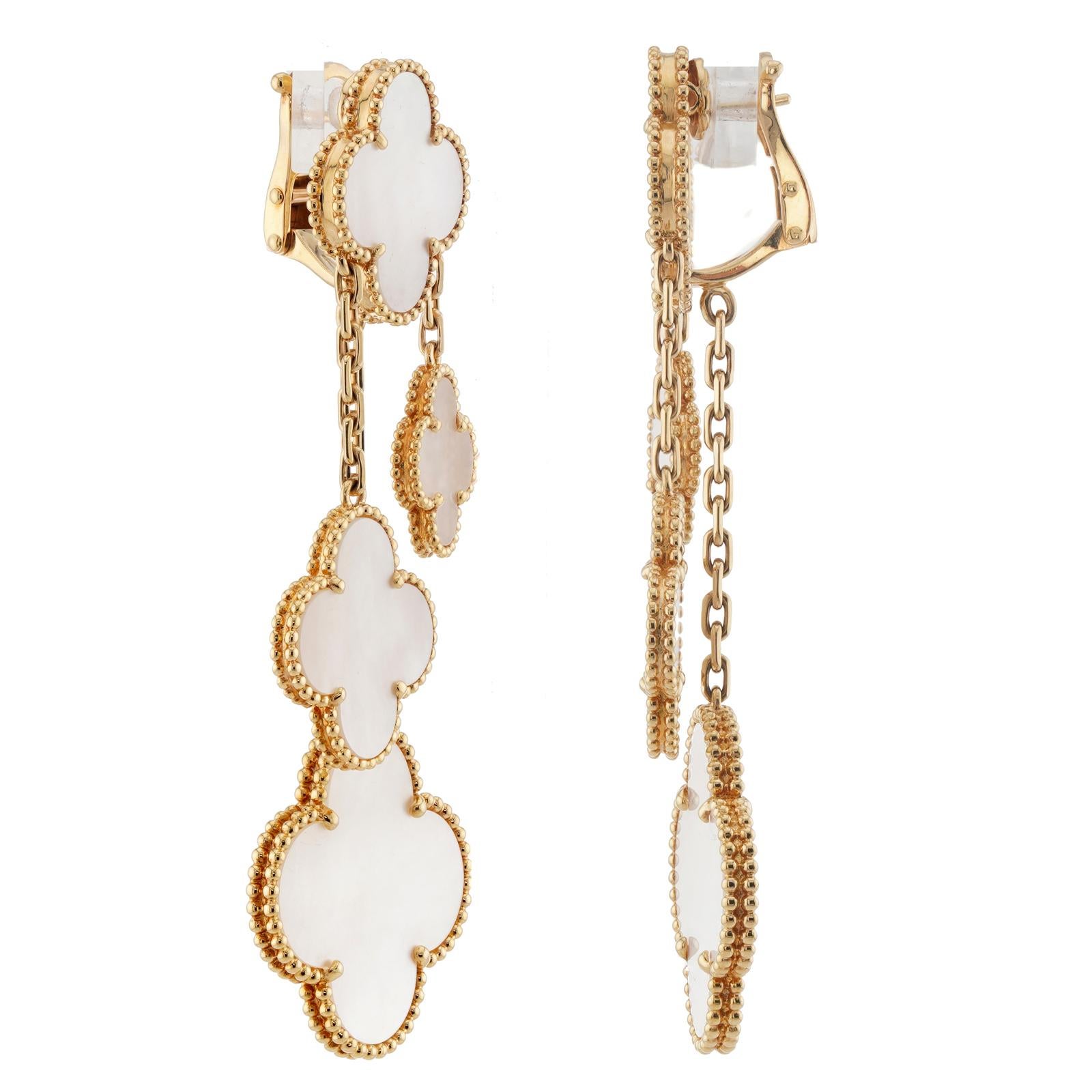 Van Cleef & Arpels Boucles d'oreilles nacre Magic Alhambra 4 motifs en or jaune en vente 3