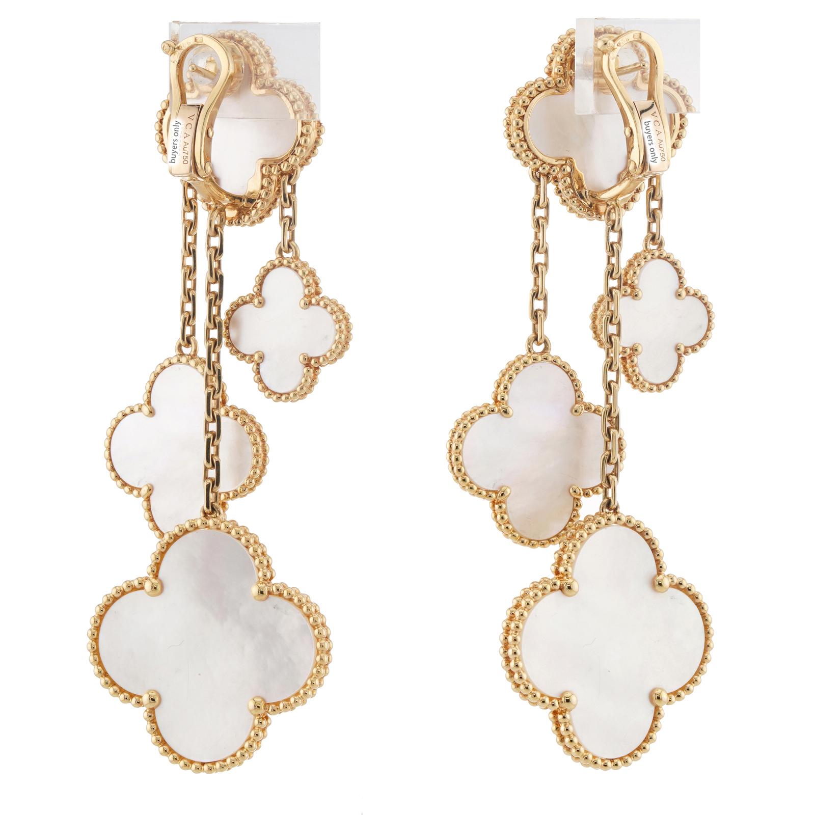 Van Cleef & Arpels Boucles d'oreilles nacre Magic Alhambra 4 motifs en or jaune en vente 4
