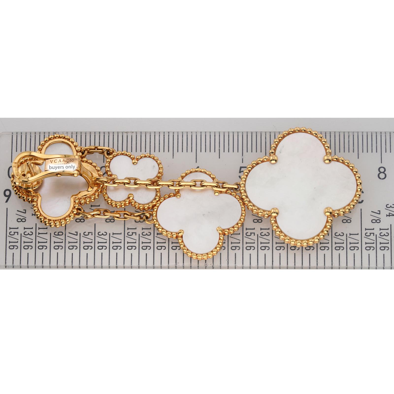 Van Cleef & Arpels Boucles d'oreilles nacre Magic Alhambra 4 motifs en or jaune en vente 5