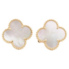 Van Cleef & Arpels Boucles d'oreilles en or en nacre Magic Alhambra