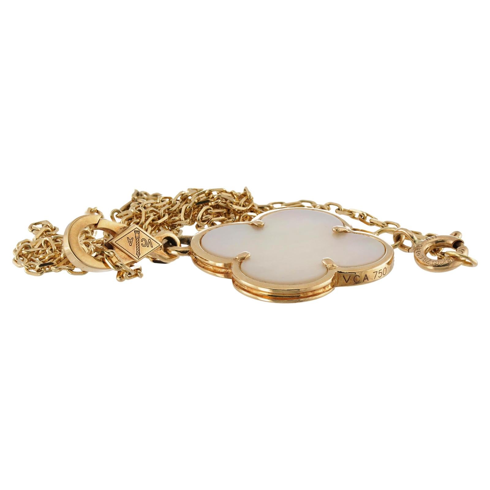 VAN CLEEF & ARPELS Magic Alhambra Mother-of Pearl Gold Extra Large Pendant In Excellent Condition In New York, NY