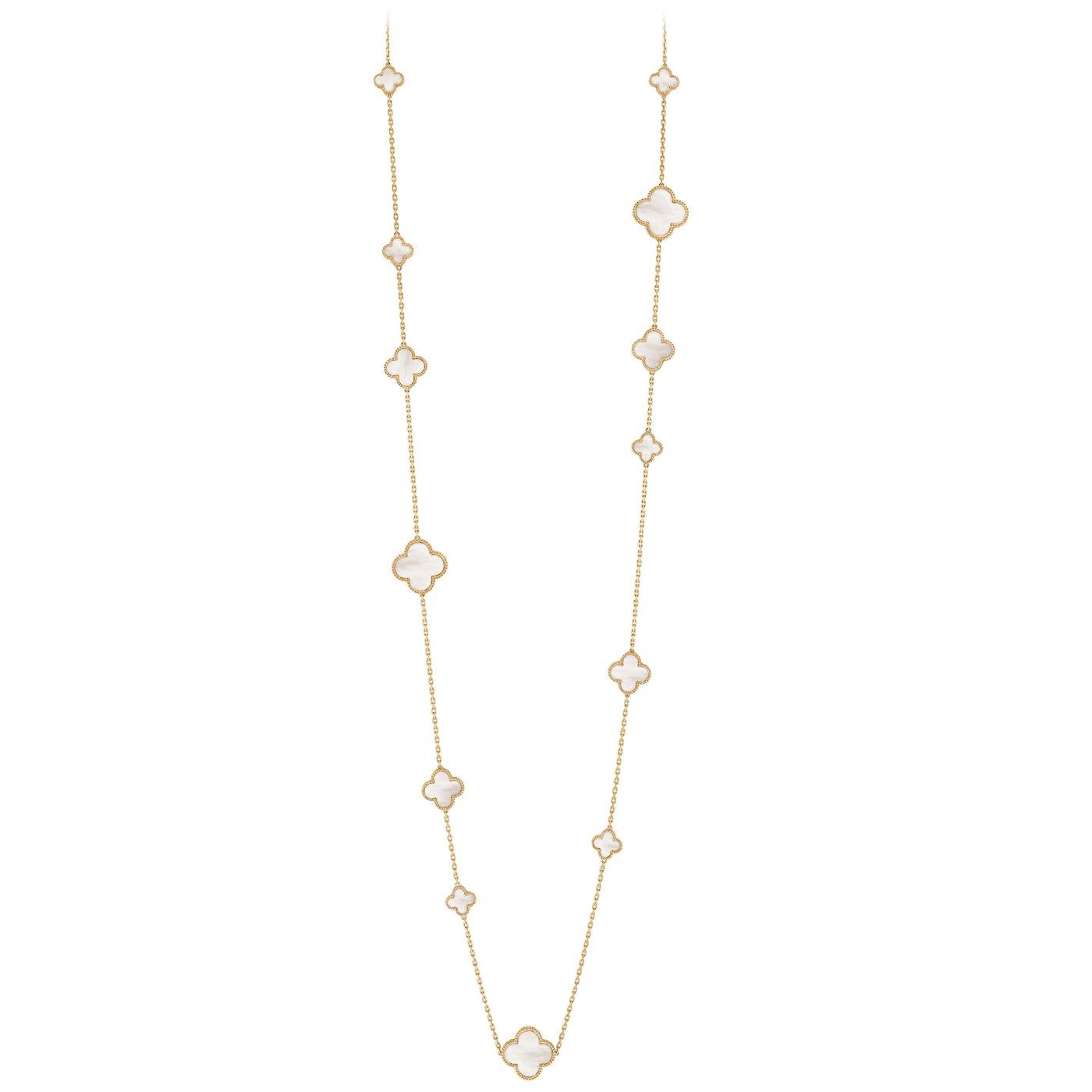 Créées en 2006 par Van Cleef & Arpels, les créations de bijoux Magic Alhambra rassemblent des motifs d'Alhambra de différentes tailles, qui s'assemblent dans une danse joyeuse. Inspirés par la feuille de trèfle, leurs designs asymétriques présentent