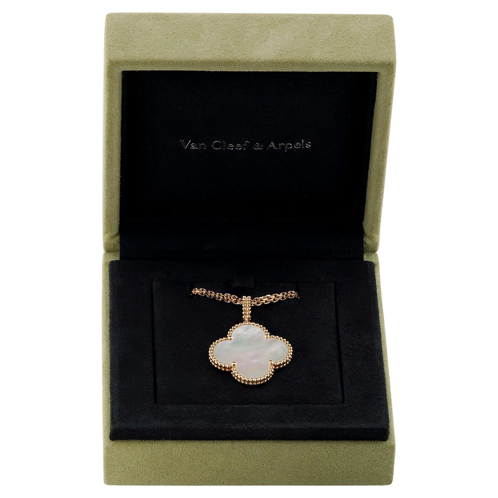 VAN CLEEF & ARPELS Magic Alhambra Mother-of-Pearl Pendant Yellow Gold Necklace In Excellent Condition In New York, NY