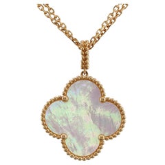 VAN CLEEF & ARPELS Magic Alhambra Mother-of-Pearl Pendant Yellow Gold Necklace