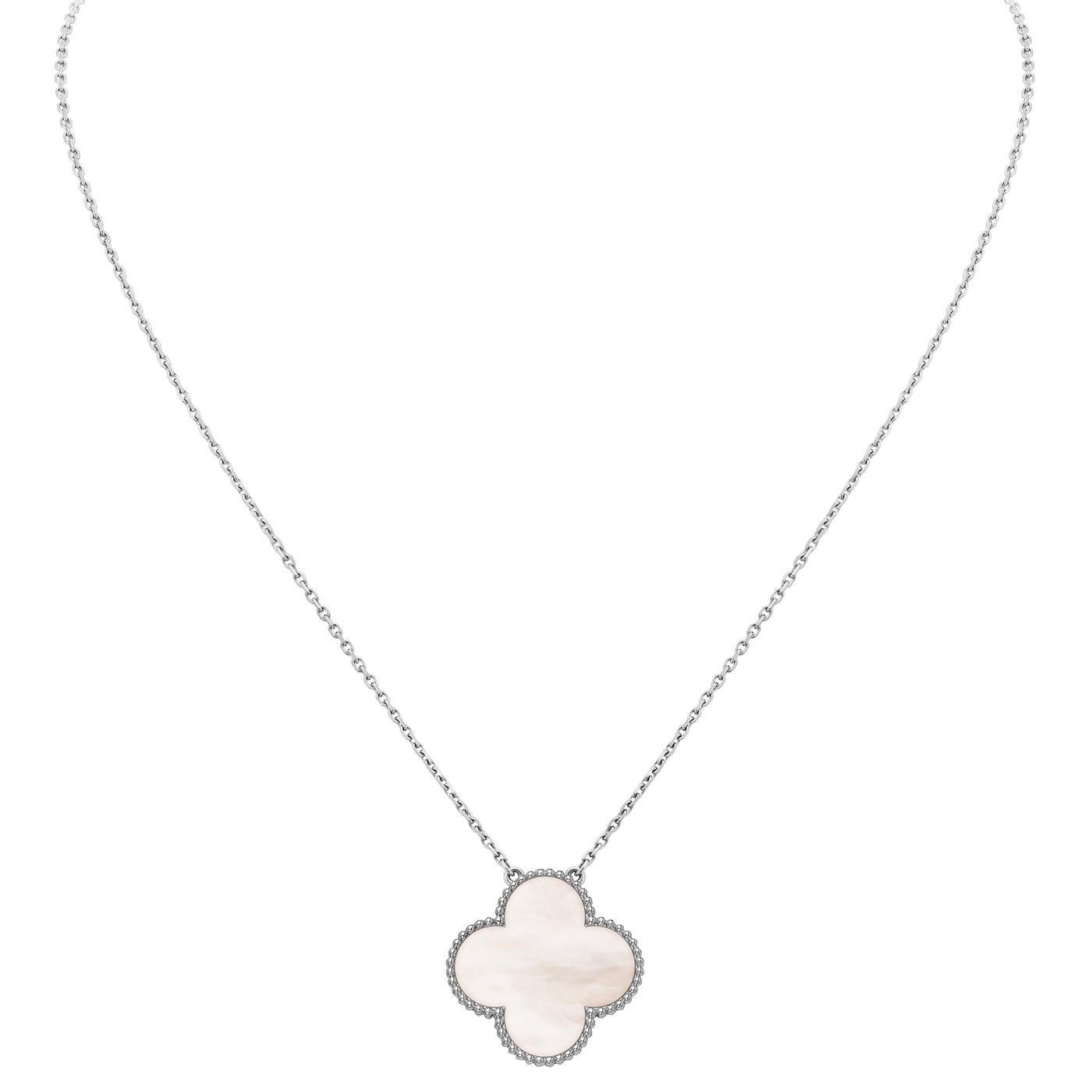 Colgante Alhambra Mágica Van Cleef & Arpels, oro blanco de 18 quilates rodiado, nácar blanco. El colgante está unido a la cadena del collar

Detalles:
Marca: Van Cleef & Arpels
Model No: VCARN32200
Estilo: Colgante
Piedra: Nácar (Como cada piedra es