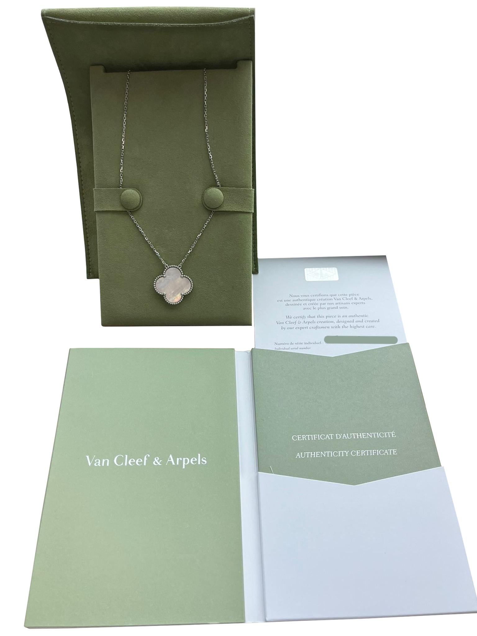 Van Cleef & Arpels Magic Alhambra Colgante Pequeño de Madreperla Oro Blanco de 18 K en Excelente estado para la venta en Aventura, FL