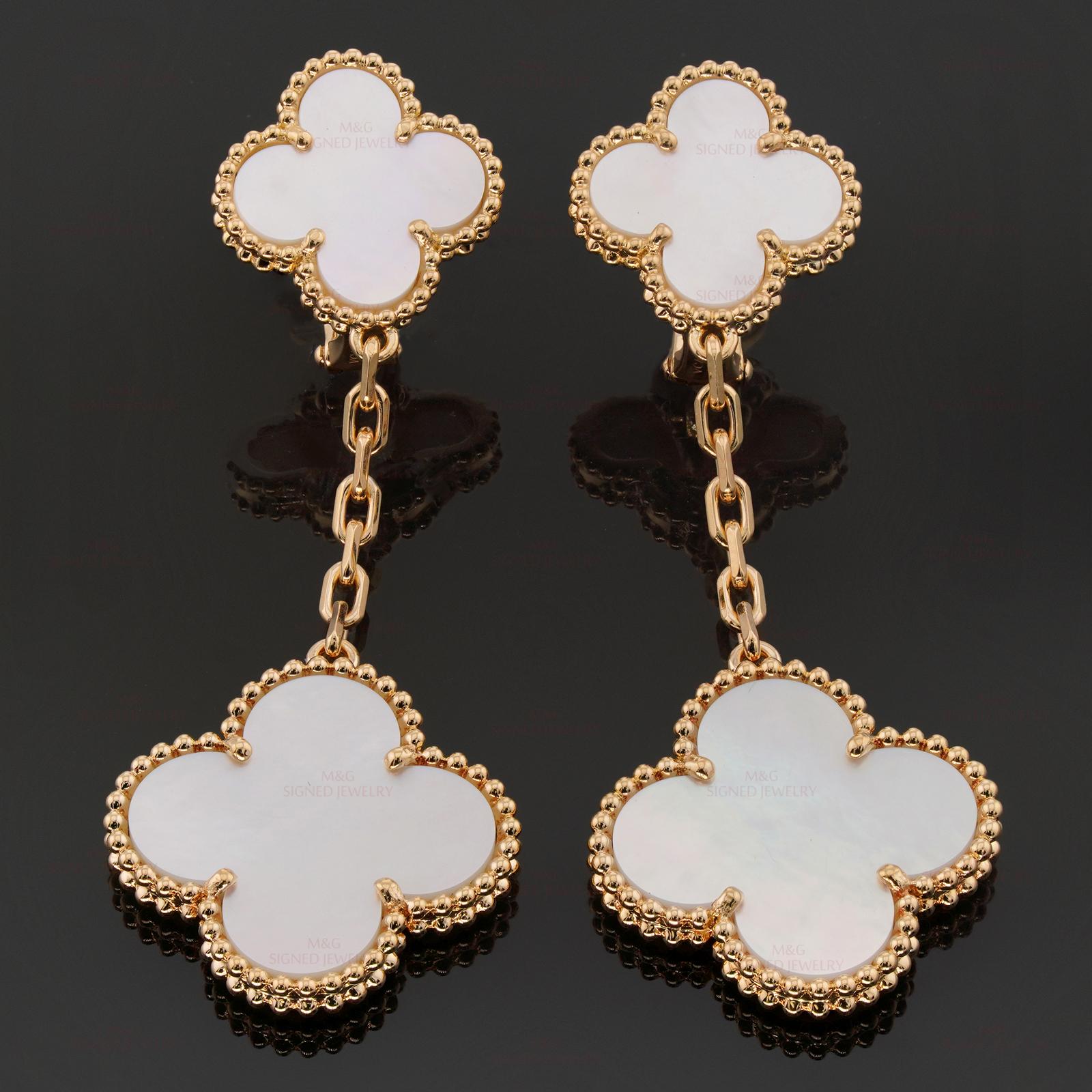 Diese eleganten Tropfenohrringe von Van Cleef & Arpels aus der kultigen Magic Alhambra Kollektion sind aus 18 Karat Gelbgold gefertigt und zeigen ein Paar Glücksklee-Motive, die mit Perlmutt in runden Perlenfassungen eingelegt sind. Hergestellt in