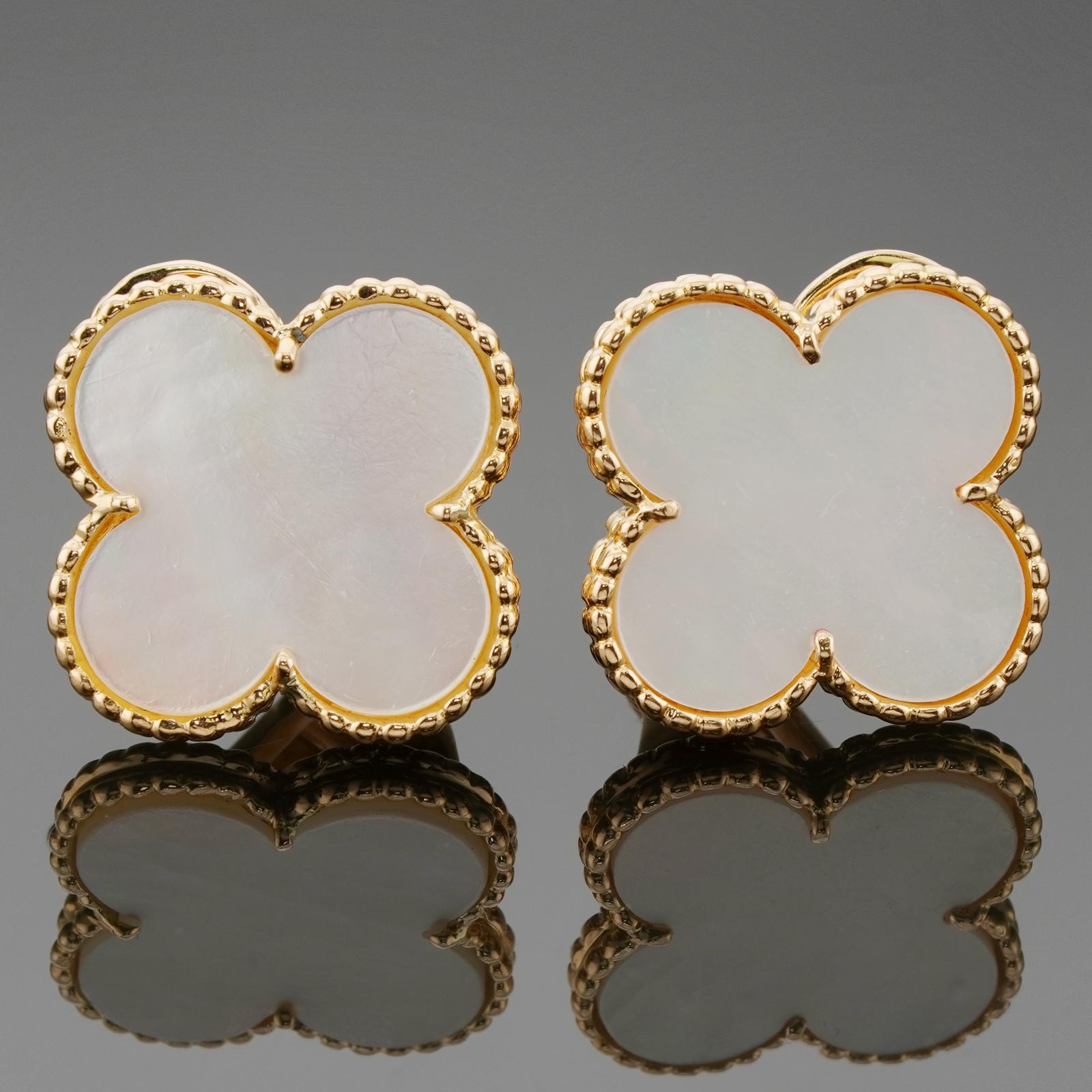 Diese eleganten Ohrringe von Van Cleef & Arpels aus der ikonischen Magic Alhambra Kollektion sind aus 18 Karat Gelbgold gefertigt und zeigen ein Paar Glücksklee-Motive, die mit Perlmutt in runden Perlenfassungen eingelegt sind. Abgerundet wird das