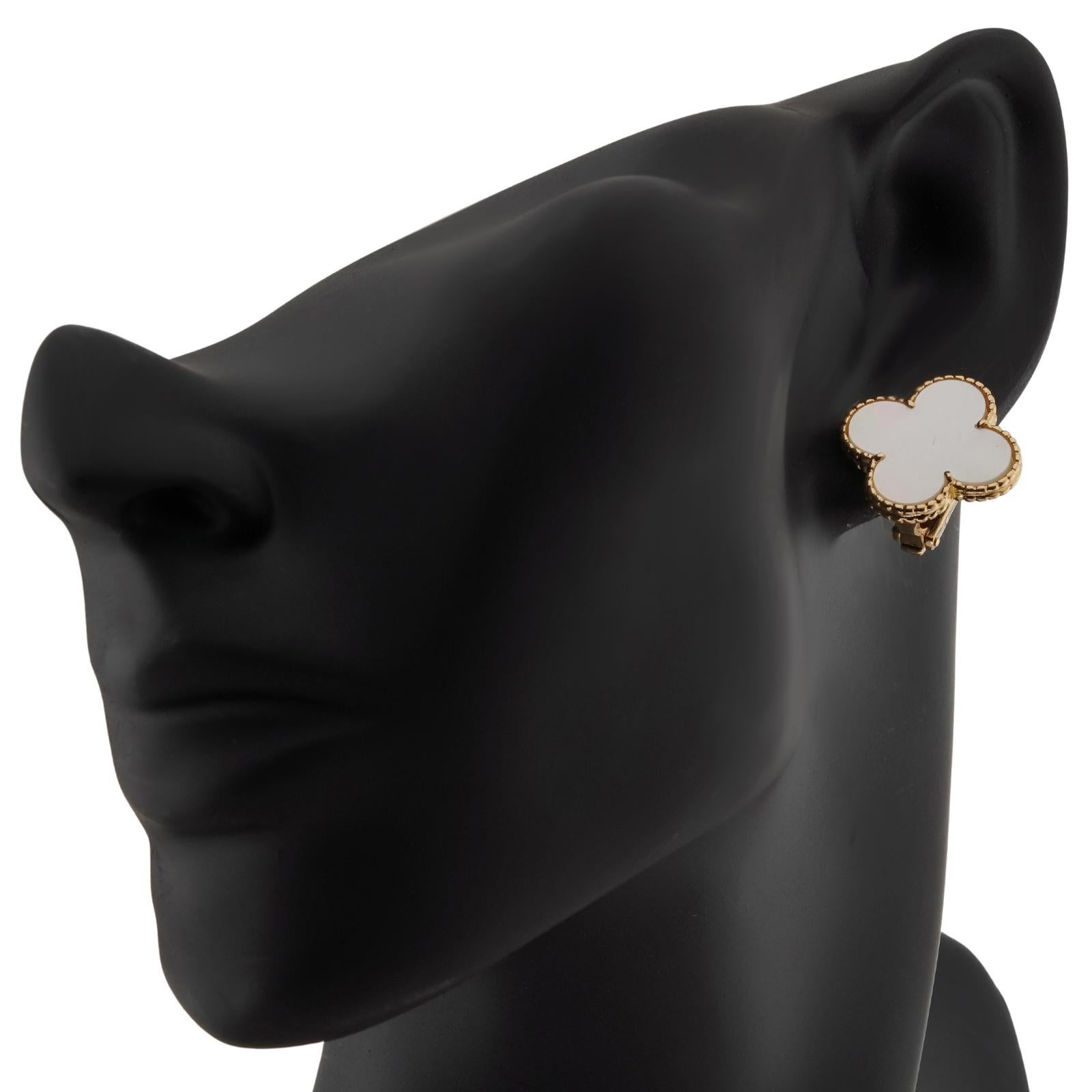 VAN CLEEF & ARPELS Magic Alhambra Perlmutt-Ohrringe aus Gelbgold im Zustand „Hervorragend“ in New York, NY