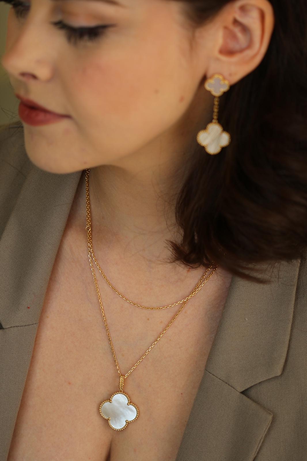 Van Cleef & Arpels Magic Alhambra Mother of Pearl Yellow Gold Pendant Necklace In Excellent Condition In Banbury, GB