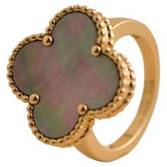 Van Cleef & Arpels Magic Alhambra, bague en or jaune et nacre, taille 52