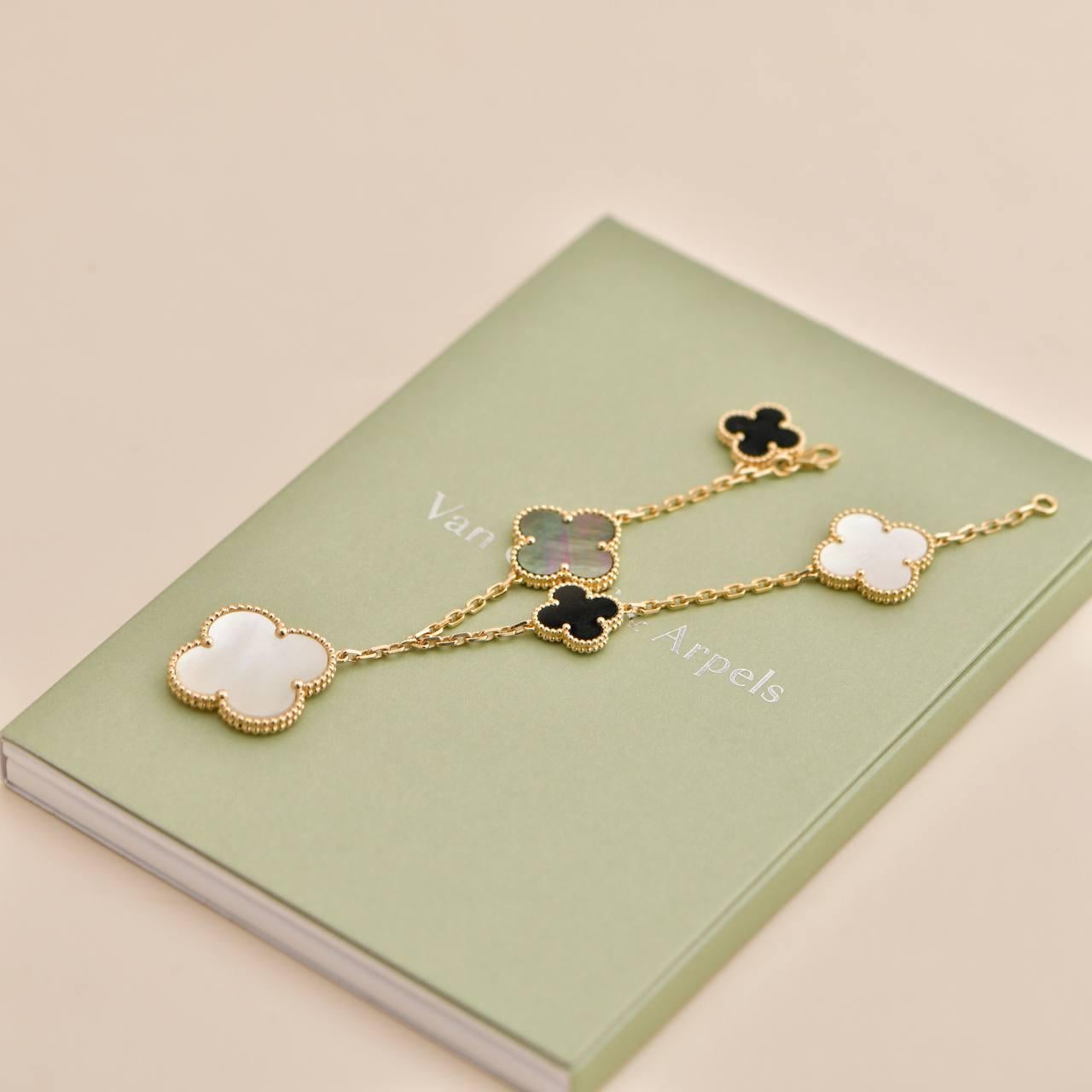 Van Cleef & Arpels Magic Alhambra Armband aus Onyx und Perlmutt (Ungeschliffen)