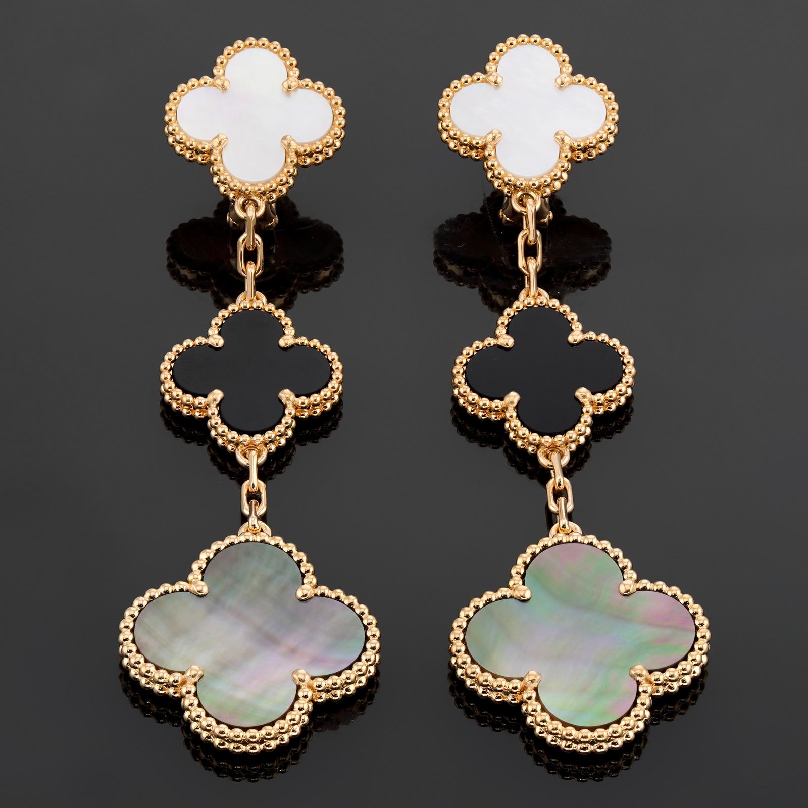 Diese exquisiten Ohrringe von Van Cleef & Arpels aus der ikonischen Kollektion Magic Alhambra zeichnen sich durch ein 3-Motiv-Design aus perlenartigen Kleeblättern aus, die in 18 Karat Gelbgold gefertigt und mit Onyx sowie weißem und grauem Perlmutt