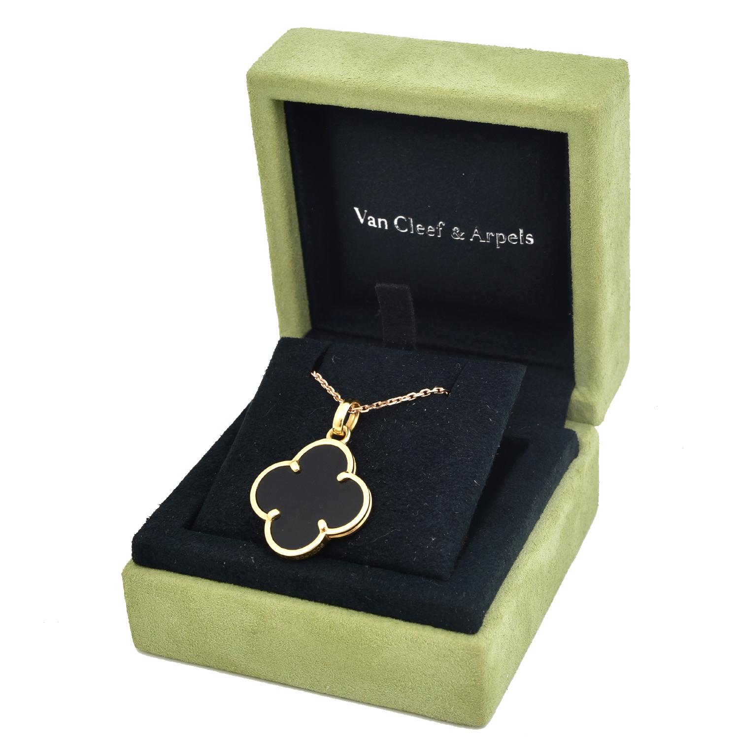 Van Cleef & Arpels Magic Alhambra Onyx-Anhänger aus 18 Karat Gelbgold im Zustand „Hervorragend“ in Miami, FL