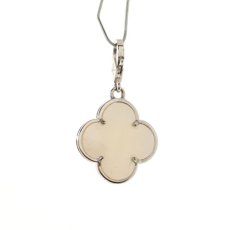 Van Cleef & Arpels Magic Alhambra Anhänger Charm Anhänger & Charms 18K Weißgold im Zustand „Gut“ in New York, NY