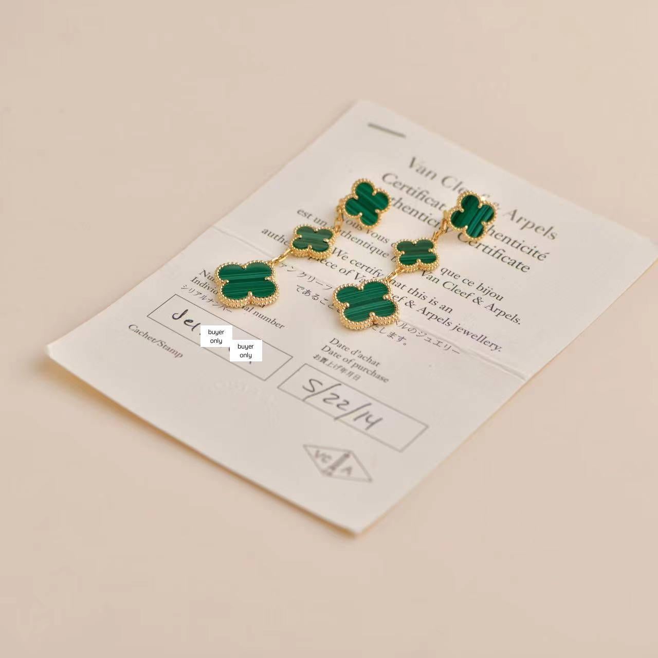 SKU	AT-2614
Comes With	Full Set (Pouch + Card)
Date	2014
Model	ARO2AG00
Serial Number	JE******
Metal	18k Yellow Gold
Stones	Malachite
Weight	20 g
Condition	Excellent
Other Info	Approximate dimensions: 1.5cm -
