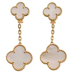 Van Cleef & Arpels Magic Alhambra Ohrringe aus Gelbgold mit zwei Perlmutt-Motiven