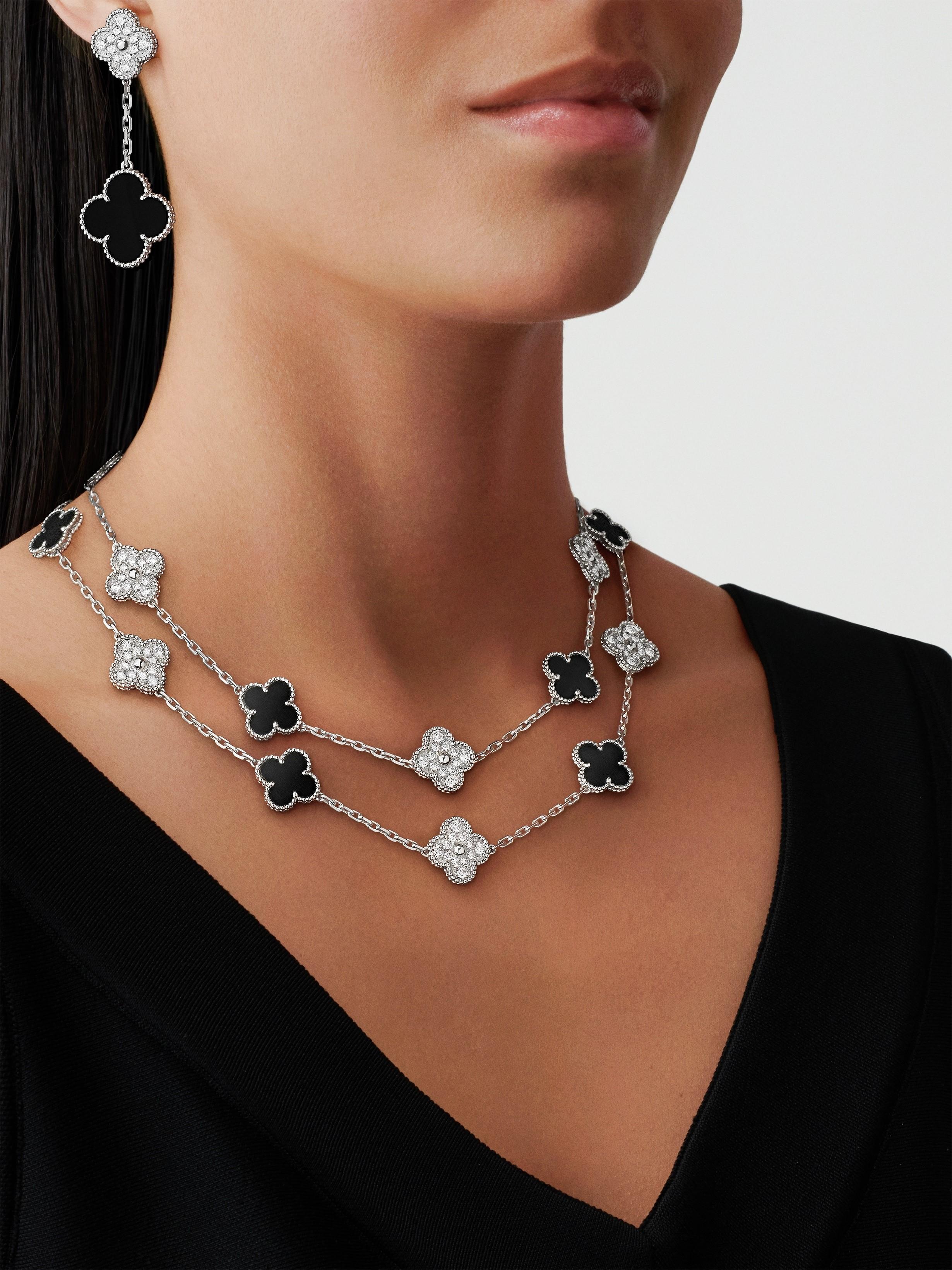 Van Cleef & Arpels Magic Alhambra Ohrringe aus Weißgold mit Onyx und Diamanten (Zeitgenössisch)
