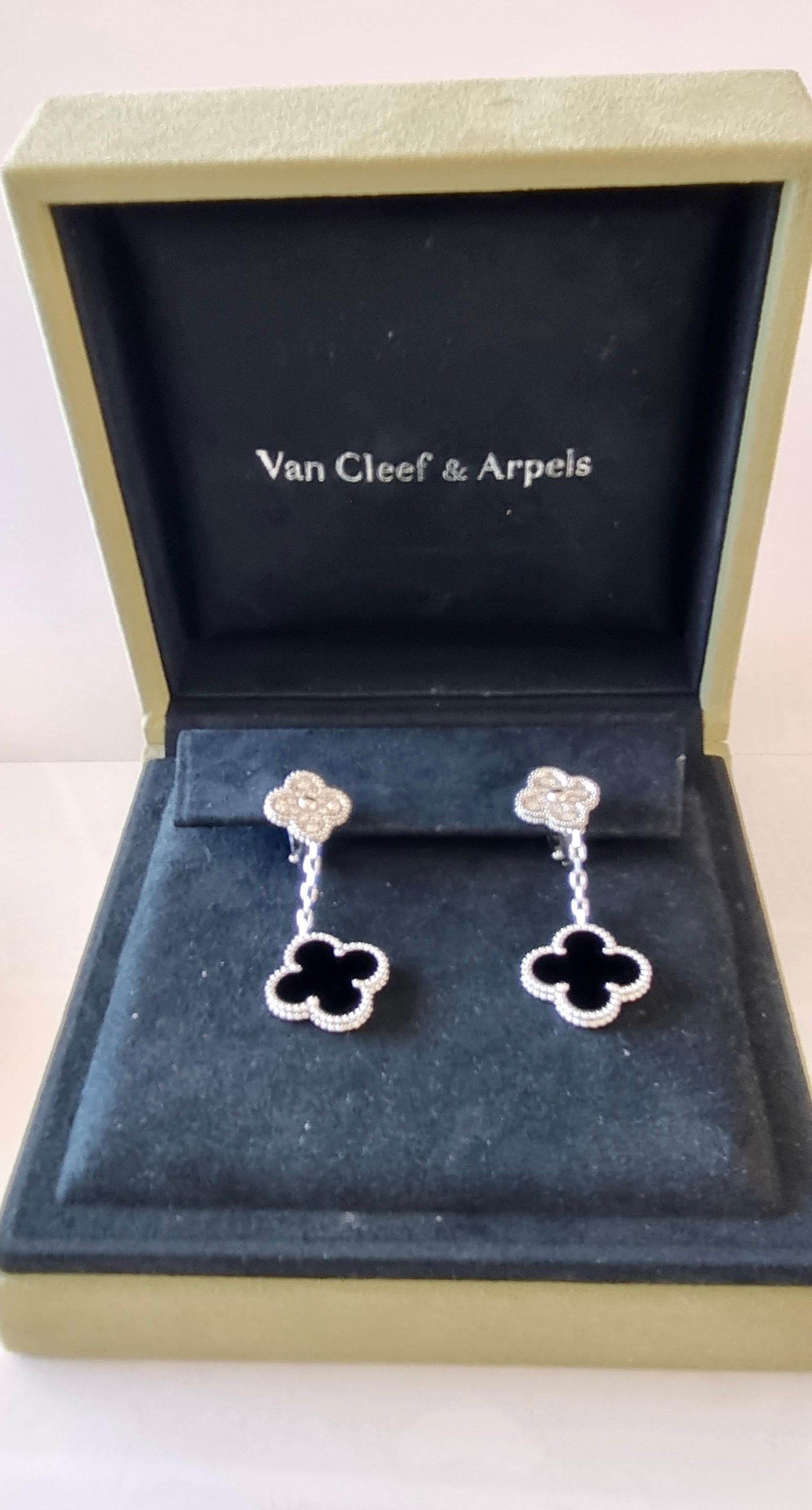 Taille brillant Van Cleef & Arpels Boucles d'oreilles Magic Alhambra en or blanc, onyx et diamants
