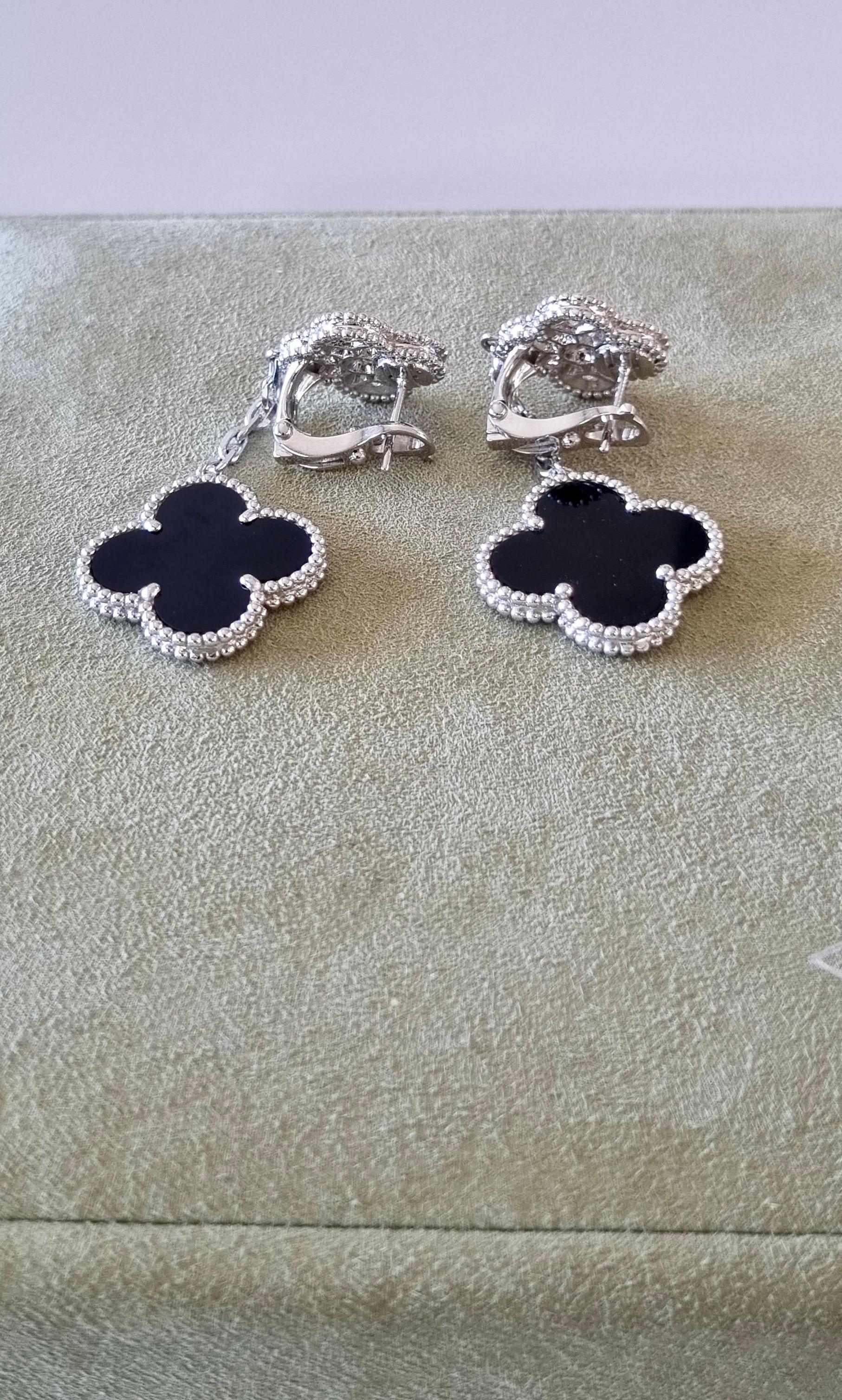 Brilliant Cut Magic Alhambra White Gold Onyx and Diamonds Earrings For Sale