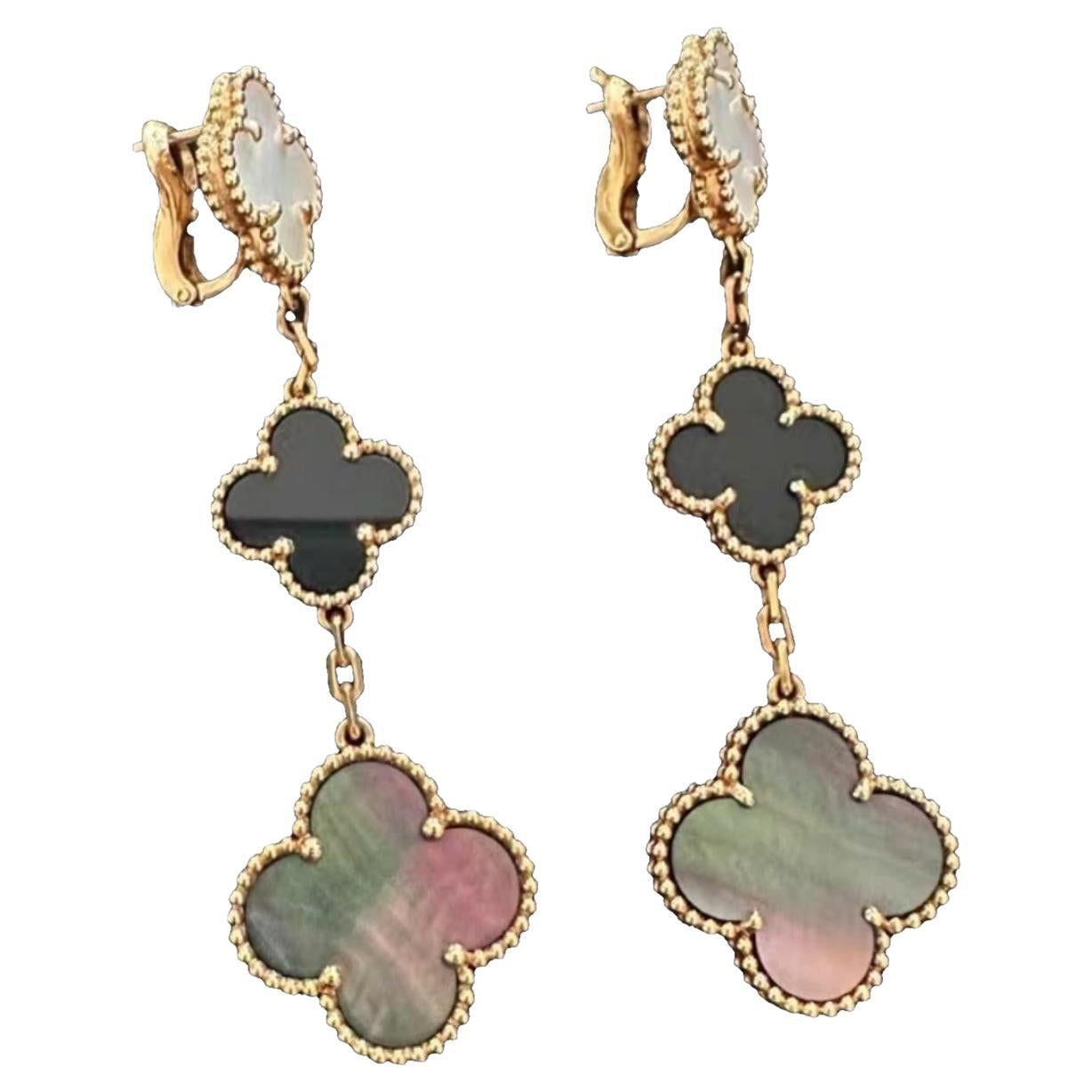Magic Alhambra earrings, 3 motifs, 18K yellow gold, white and gray mother-of-pearl, onyx.
REFVCARD79000
Mother-of-pearl: 4 stones
Onyx: 2 stones
Clip back with detachable stem in 18K yellow gold, option to remove or reposition the stem in