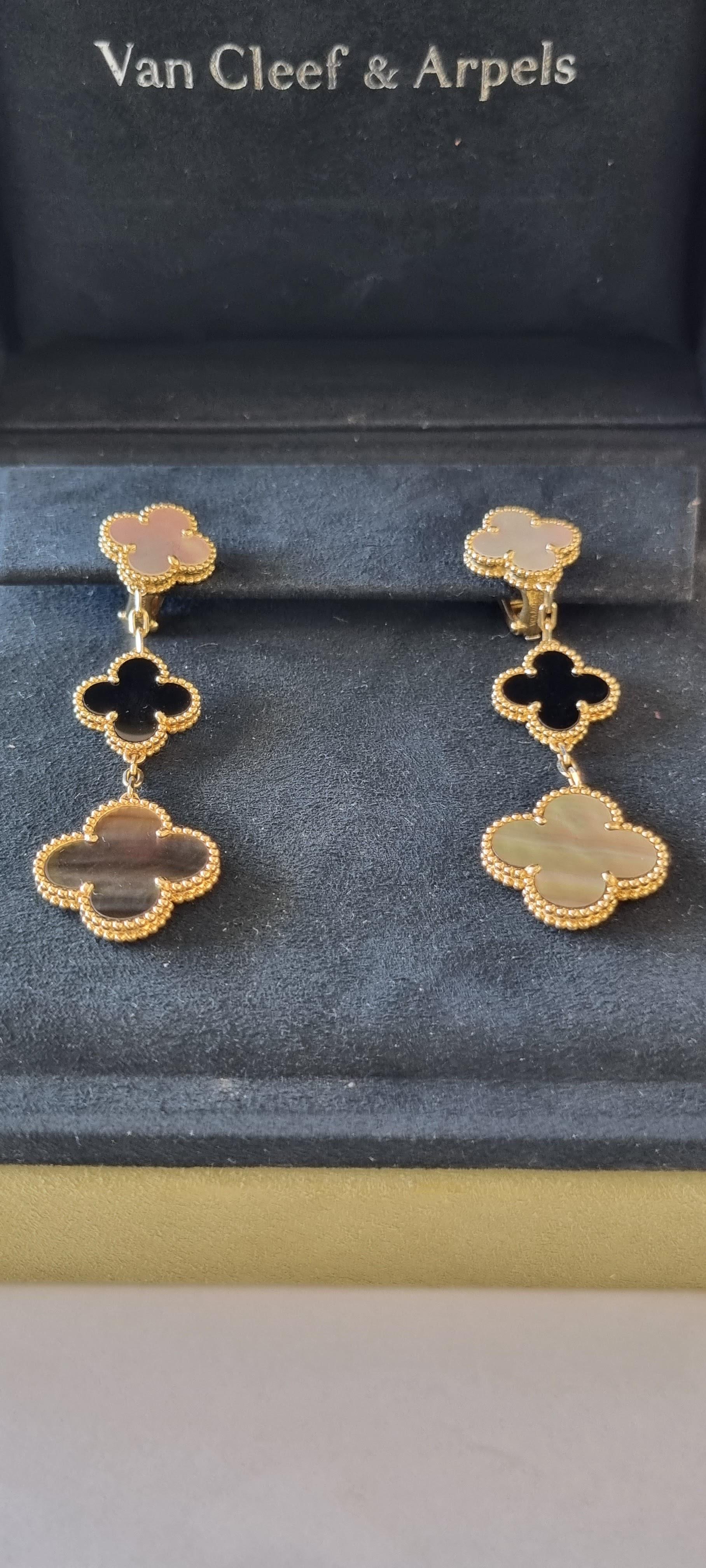 Van Cleef & Arpels Magic Alhambra Gelbgold-Motive mit 3 Motiven  Ohrringe im Zustand „Hervorragend“ in Bilbao, ES