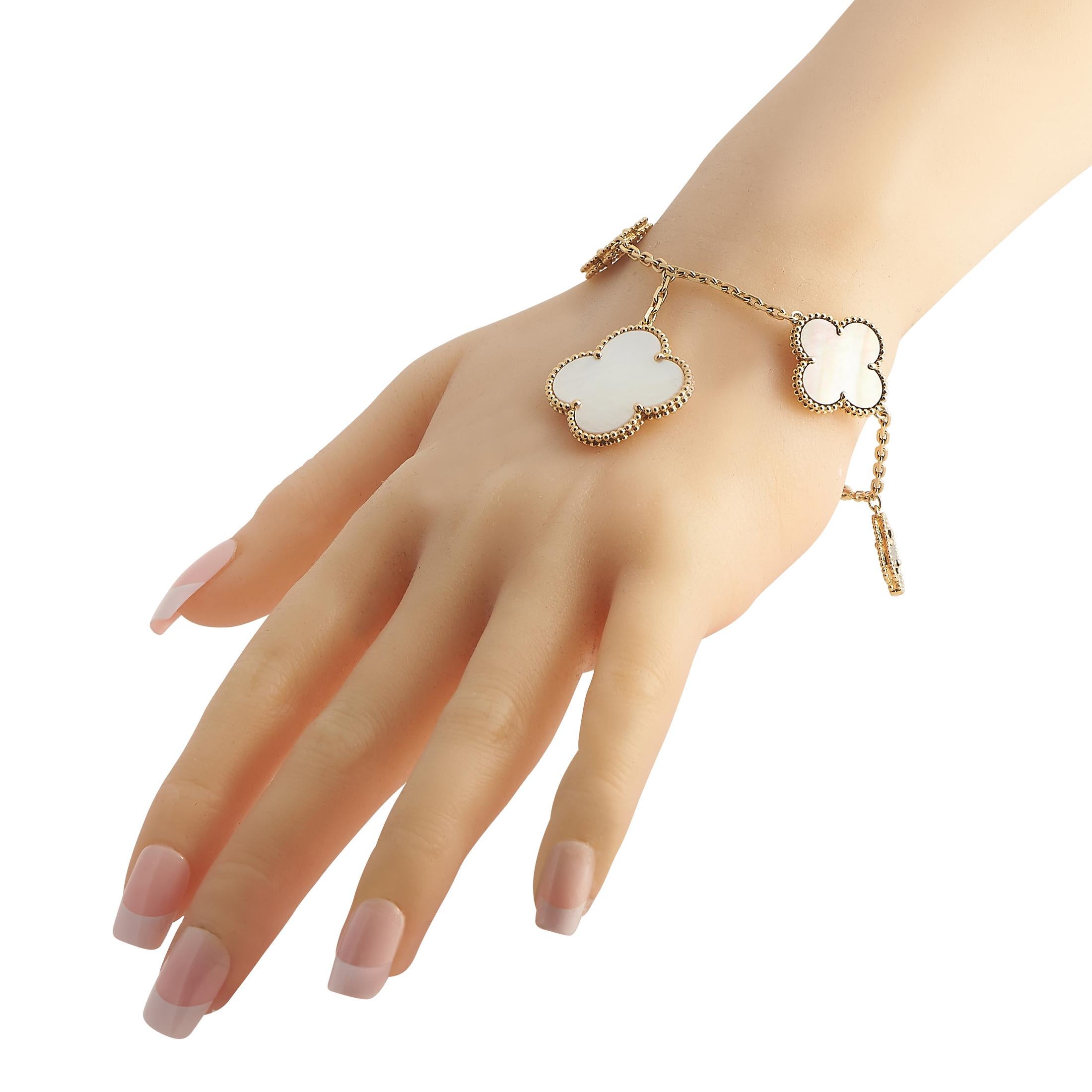 Das ikonische Kleeblattmotiv der Luxusmarke veredelt dieses aufregende Van Cleef & Arpels Magic Alhambra Armband. Das helle und das dunkle Perlmutt bilden einen schönen Kontrast, während Onyx-Akzente für einen fesselnden letzten Schliff sorgen.