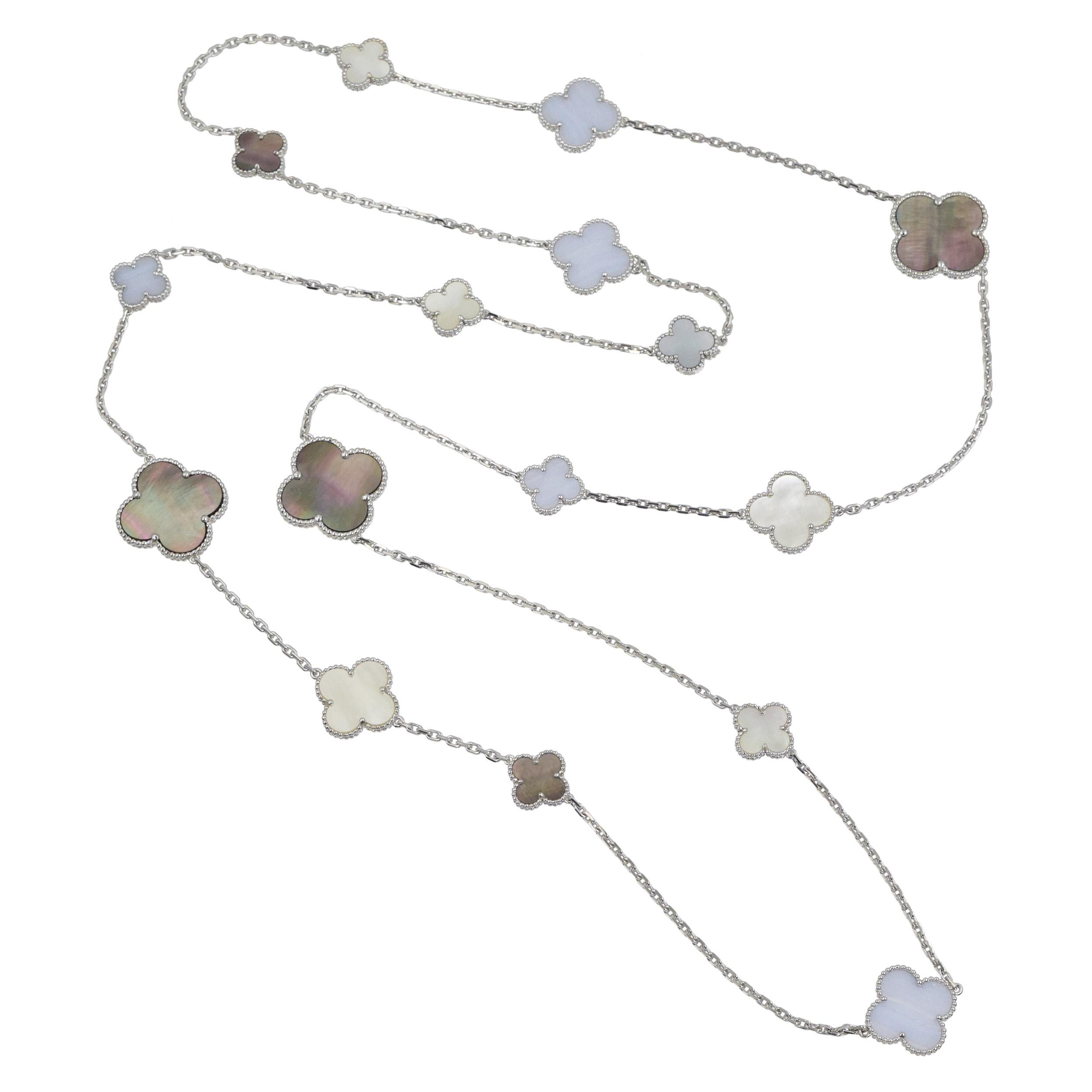  Van Cleef & Arpels Halskette mit 16 Motiven, „Magic“ MOP und Chalcedon (Künstler*in) im Angebot