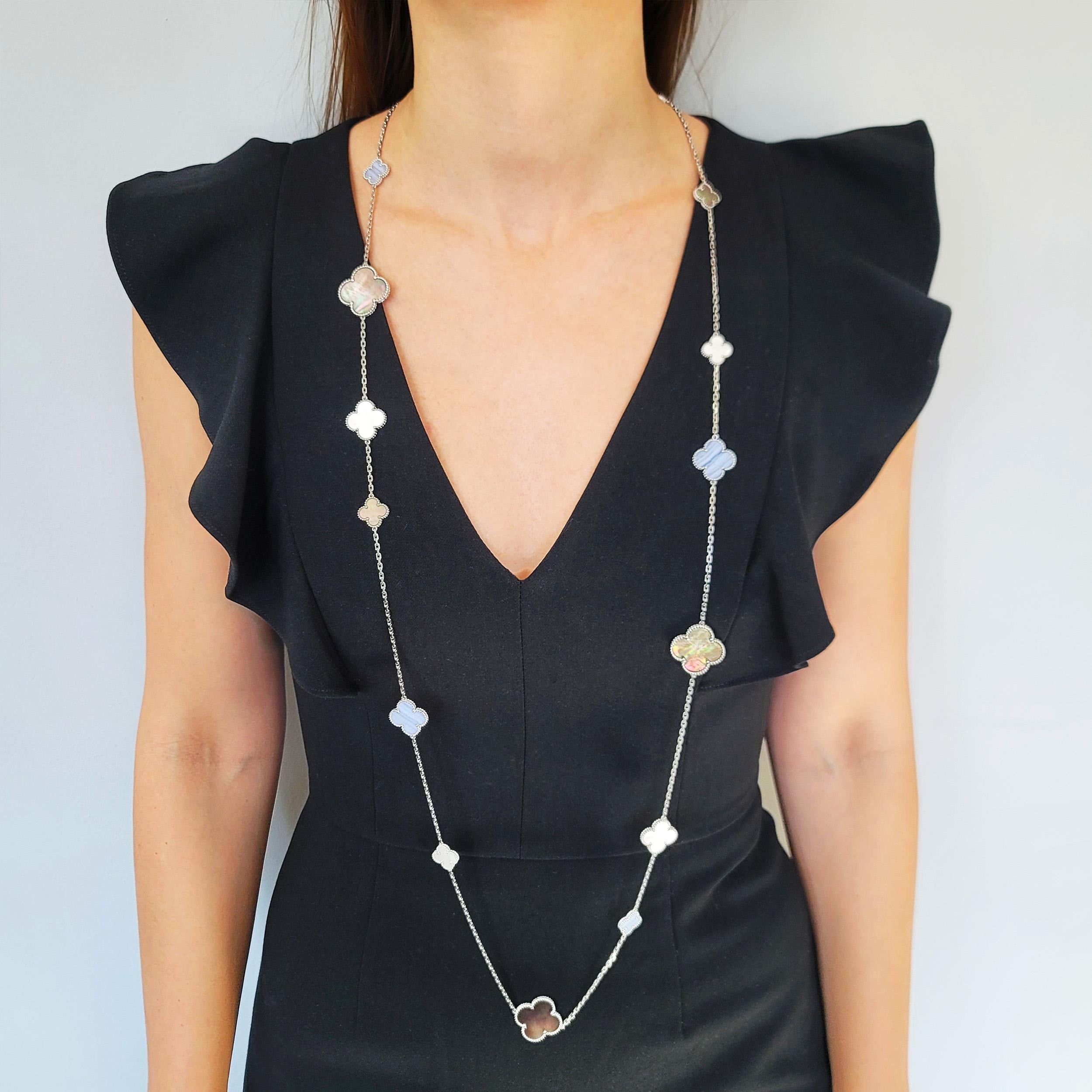  Van Cleef & Arpels Halskette mit 16 Motiven, „Magic“ MOP und Chalcedon im Angebot 1