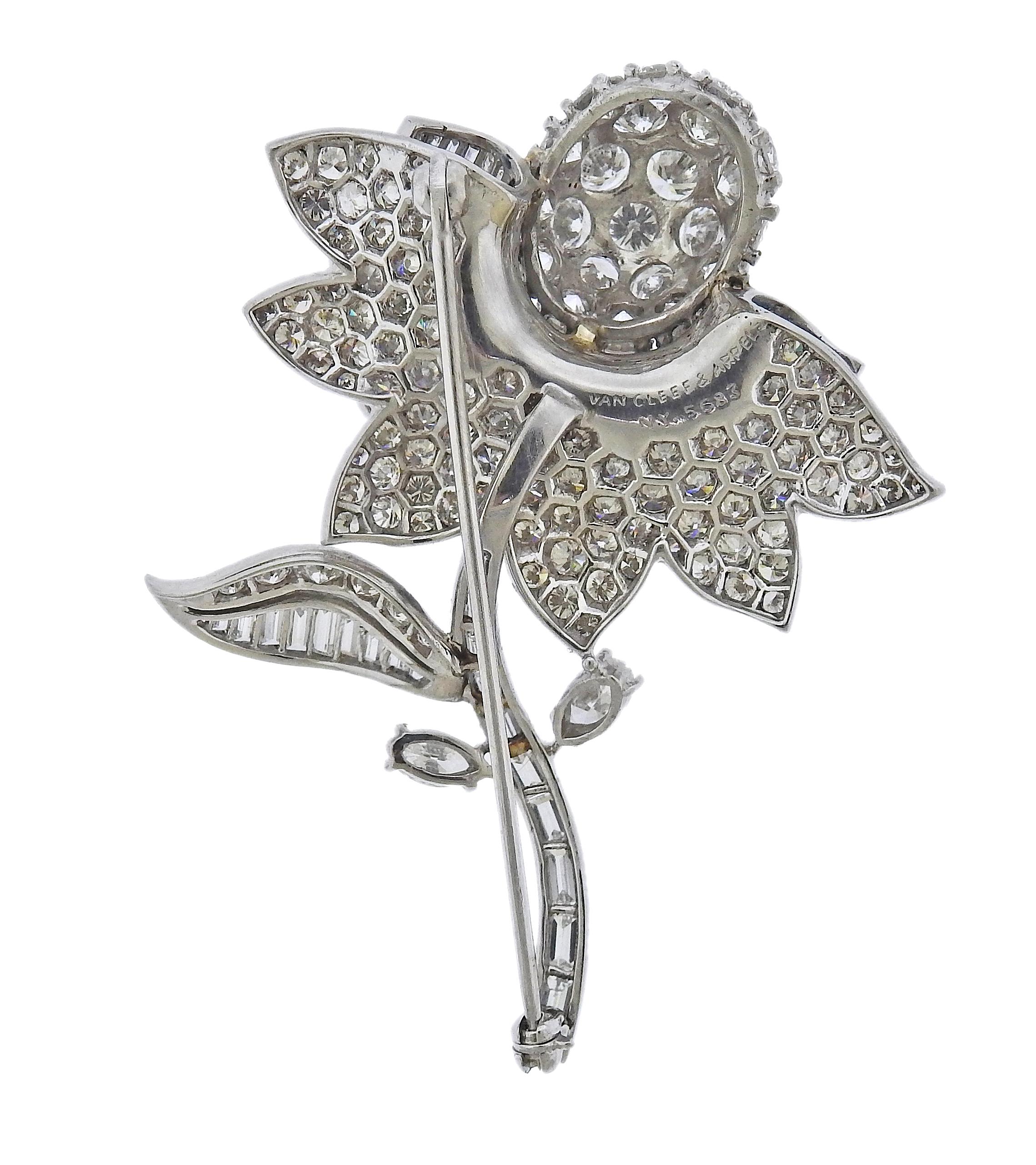 Taille ronde Van Cleef & Arpels - Magnifique broche fleur en platine et diamants de 16 carats en vente