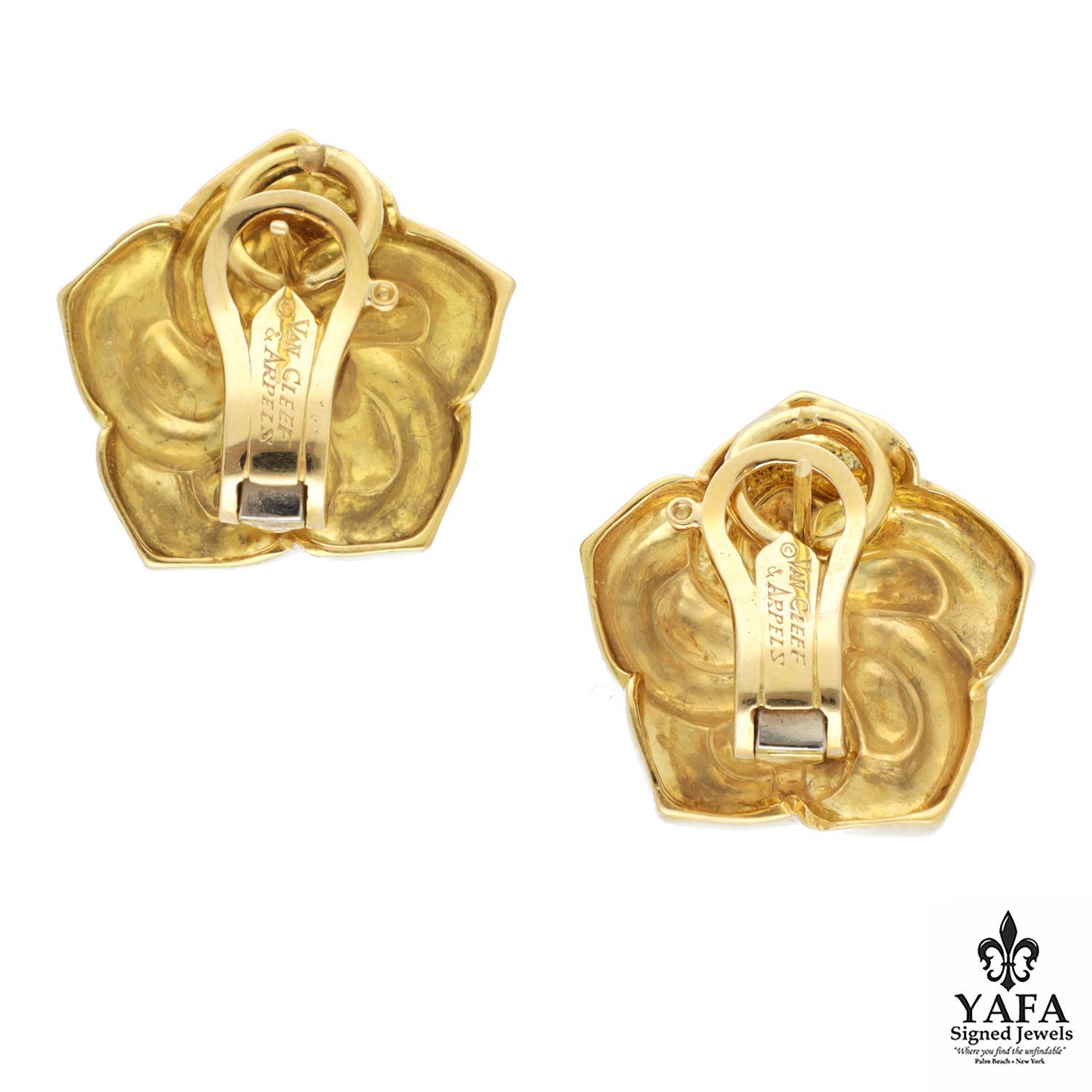 L'oro giallo 18 carati e i diamanti rotondi con taglio Brilliante si combinano per creare orecchini a forma di fiore di Magnolia, da cui spuntano delicati dettagli di diamante.

Firmato - VCA NY