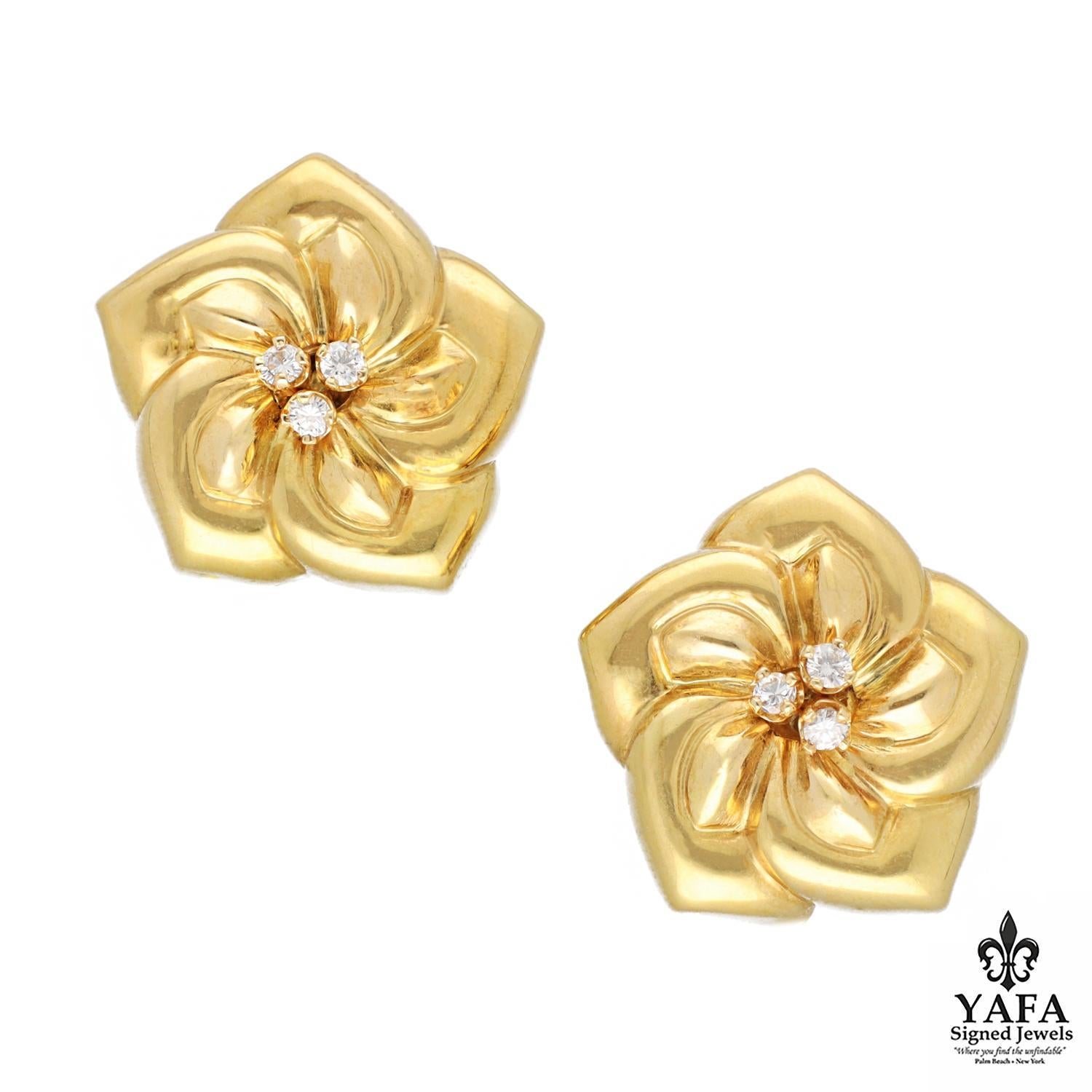 Taglio rotondo Van Cleef & Arpels Fermaglio per orecchie con fiore di magnolia in vendita