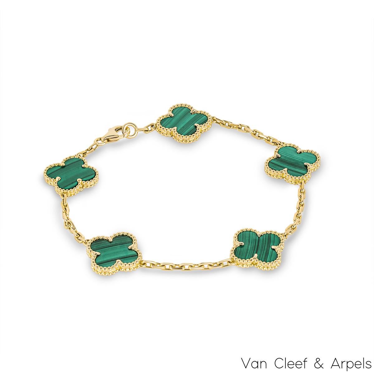 Un magnifique bracelet en malachite en or jaune 18 carats de Van Cleef & Arpels, de la collection Vintage Alhambra. Le bracelet présente 5 des motifs emblématiques du trèfle à 4 feuilles, chacun avec un bord perlé et une incrustation de malachite.