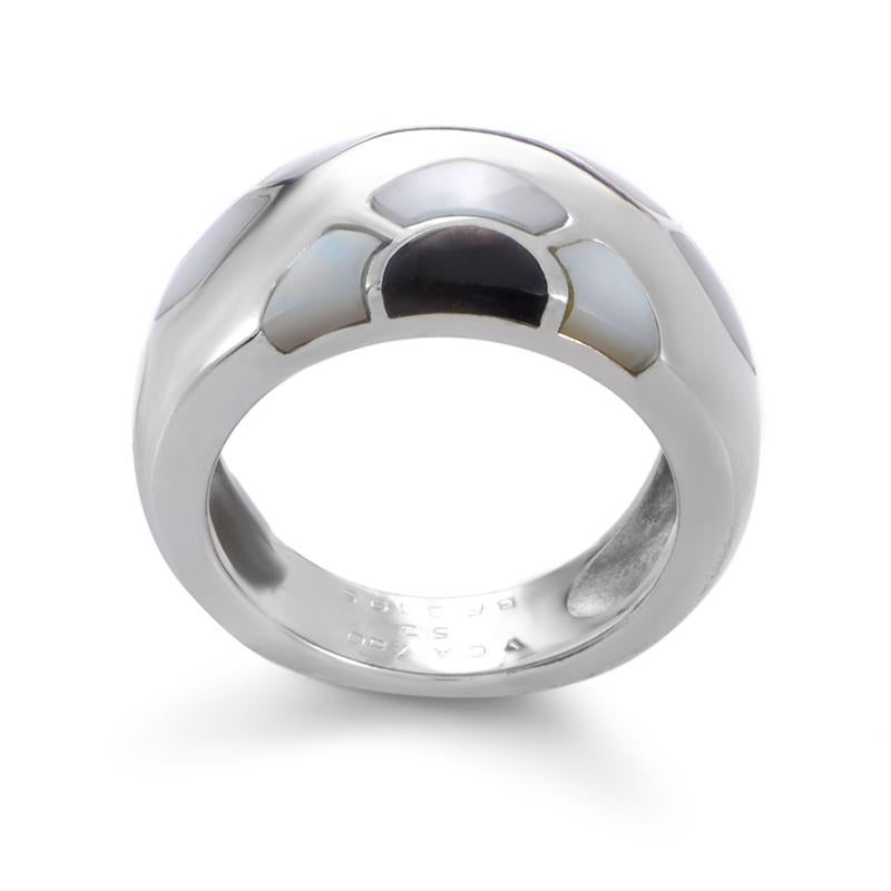 The subtle design of this ring from Van Cleef & Arpel's Marqueterie collection is perfect for any occasion. The ring is made of 18K white gold and is accented with white and black mother of pearl flower motifs.
Ring Size: 7.0(54)