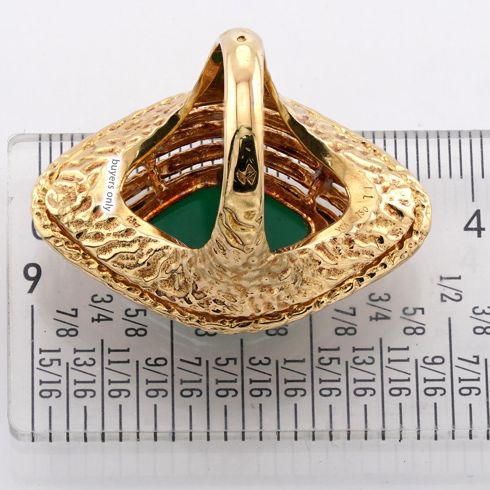 VAN CLEEF & ARPELS Marquis Green Chalcedony Yellow Gold Ring For Sale 3